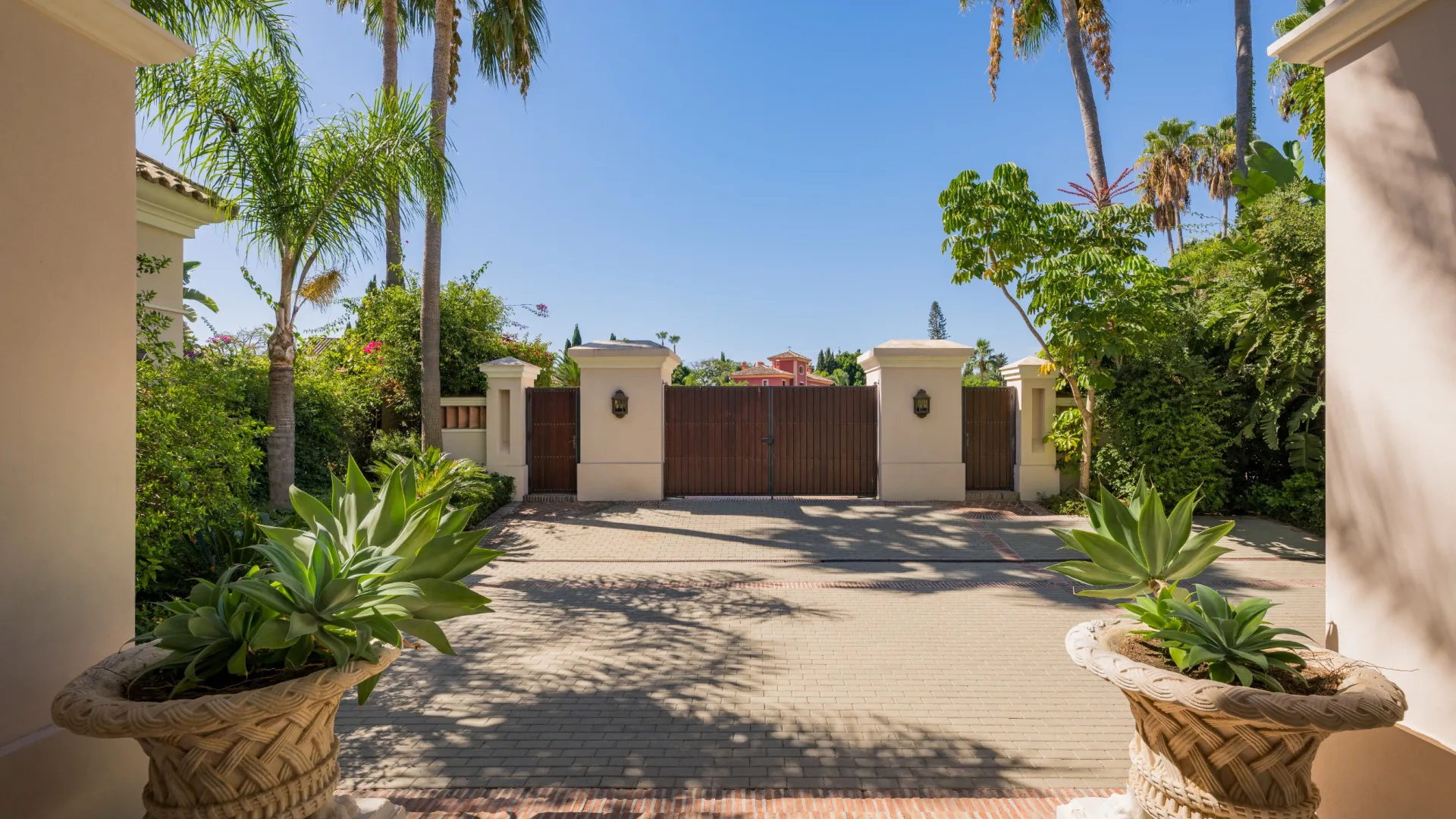 Villa for sale in Guadalmina Baja with 8 bedrooms