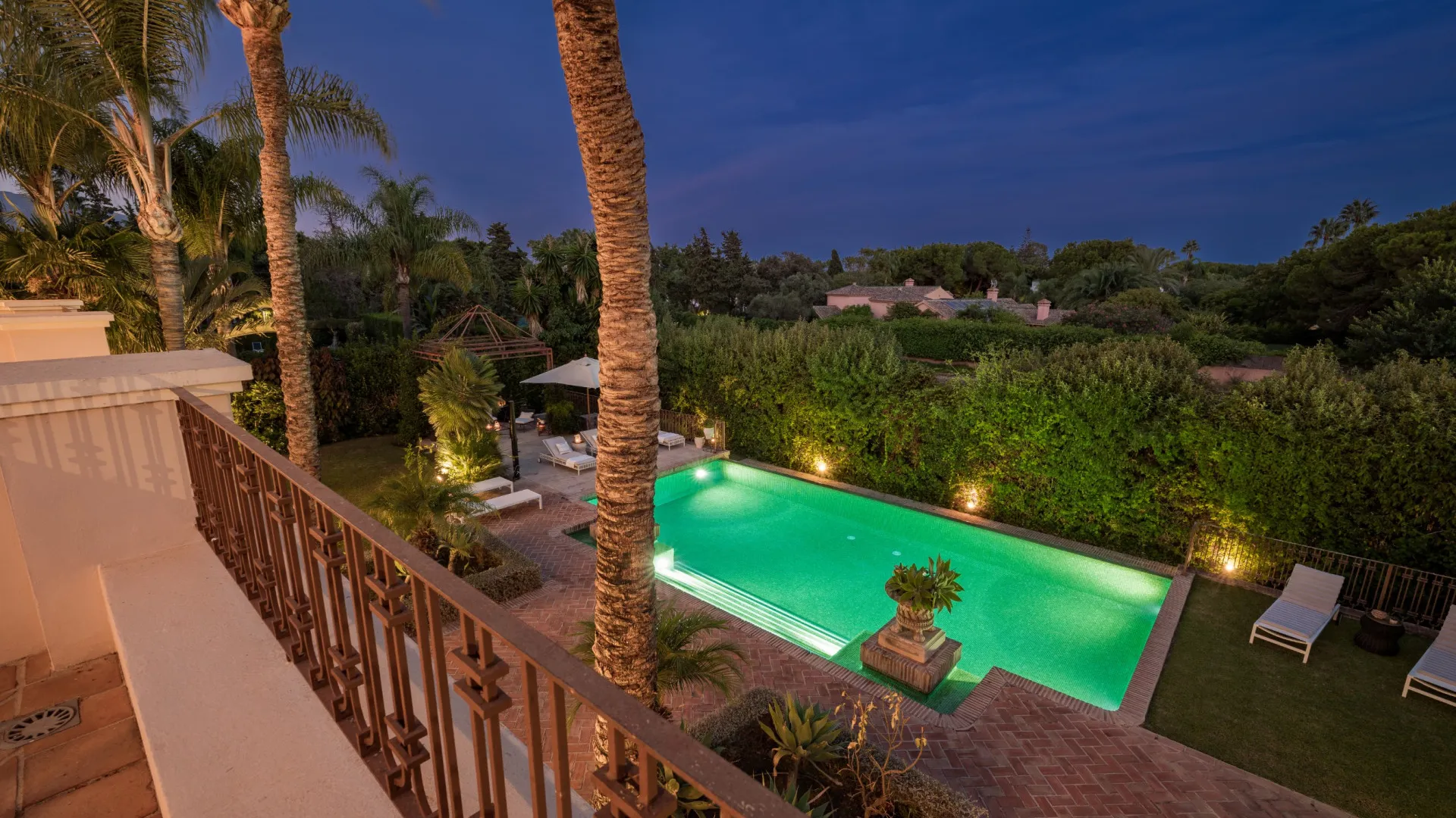 Villa for sale in Guadalmina Baja with 8 bedrooms