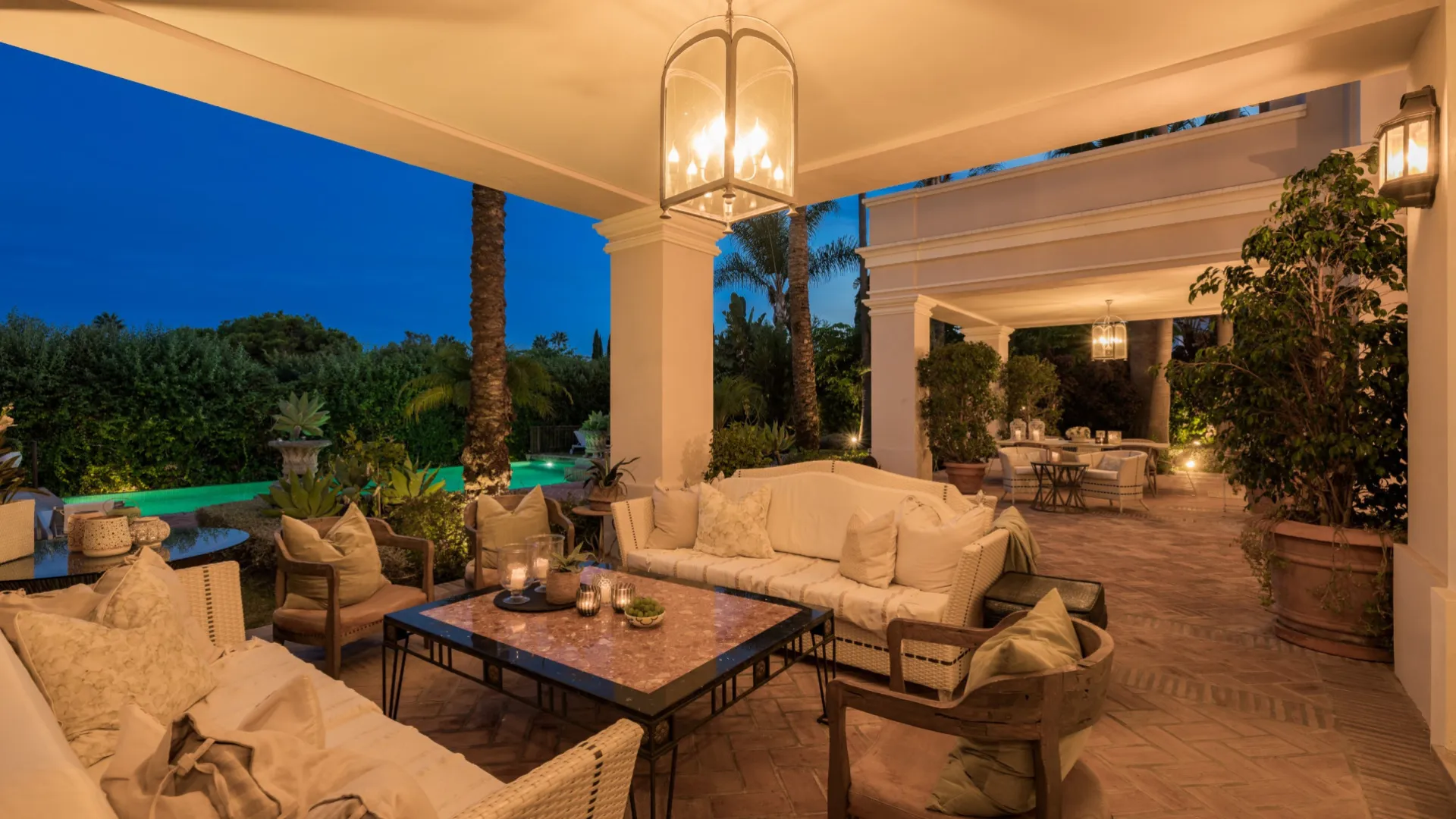 Villa for sale in Guadalmina Baja with 8 bedrooms
