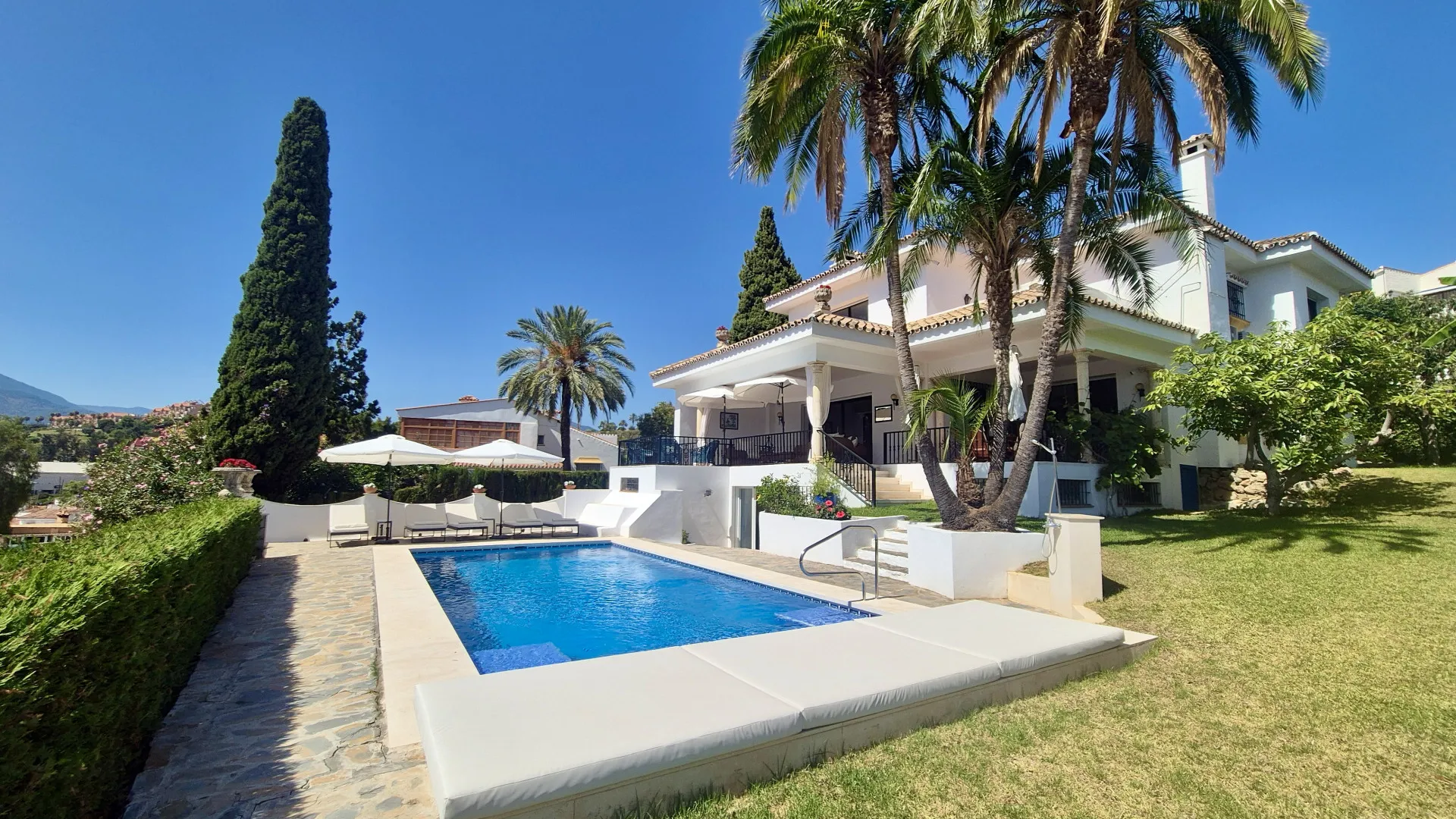5 bedrooms La Campana villa for sale