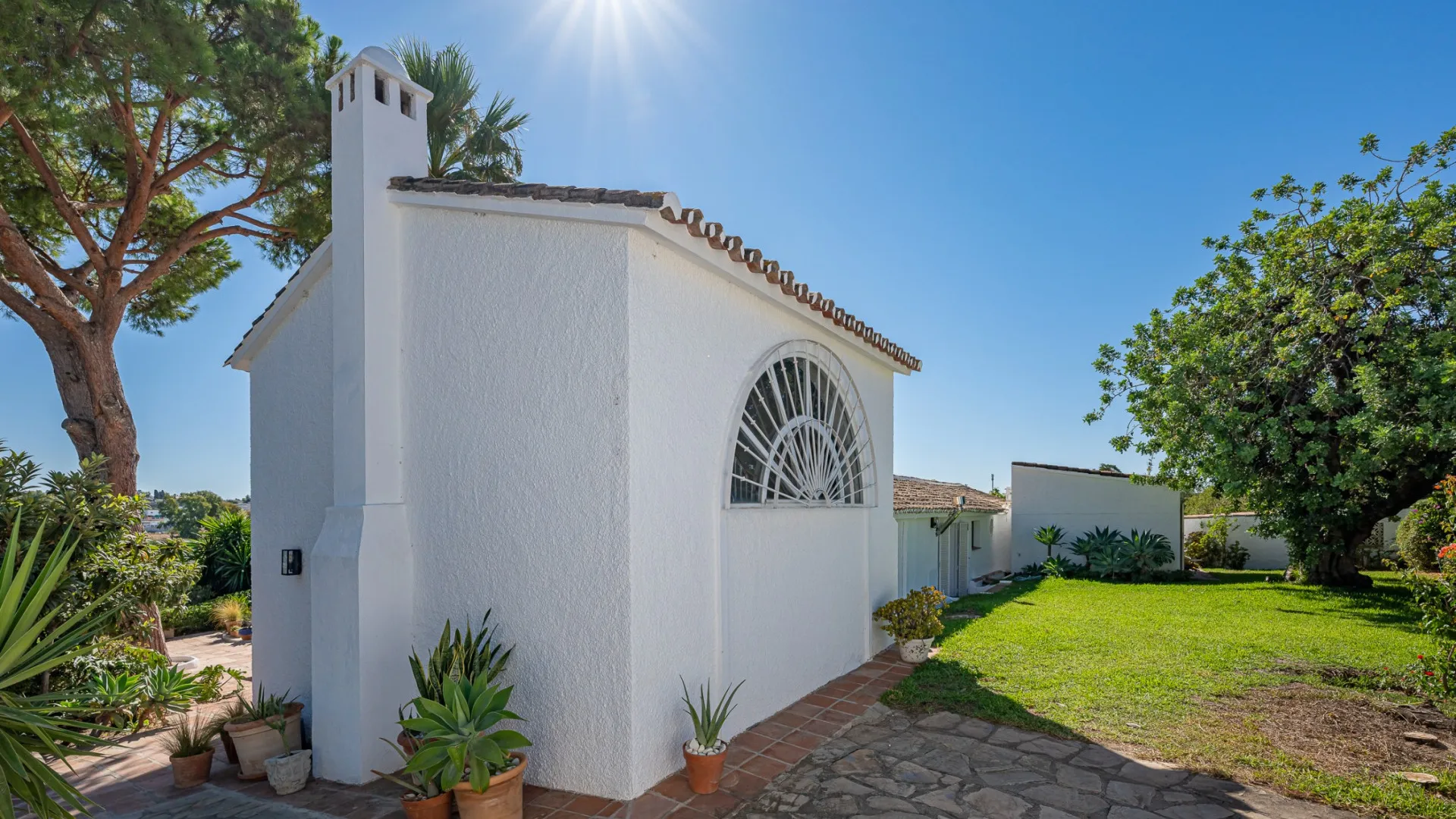 For sale villa with 4 bedrooms in Guadalmina Alta