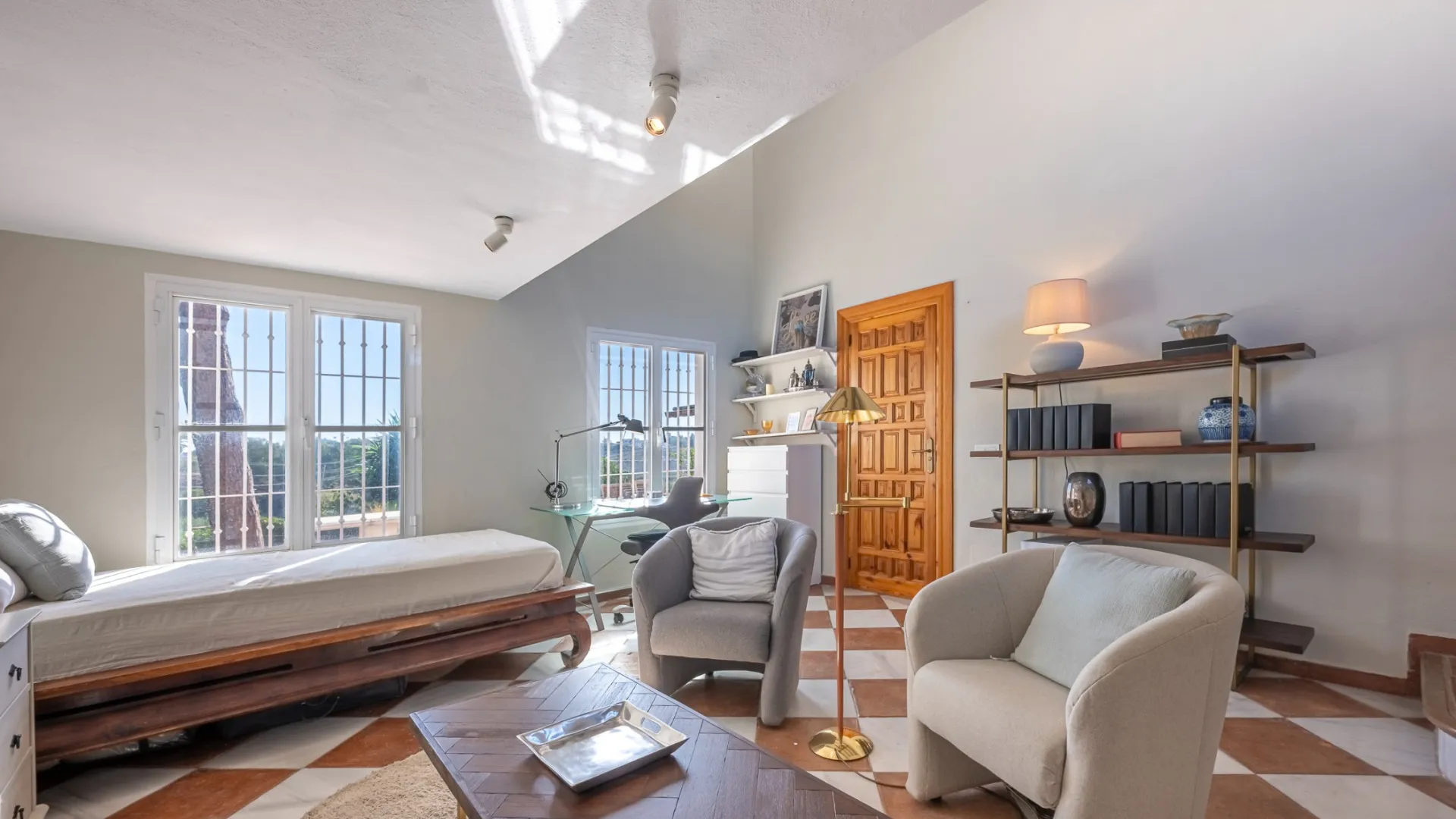 For sale villa with 4 bedrooms in Guadalmina Alta