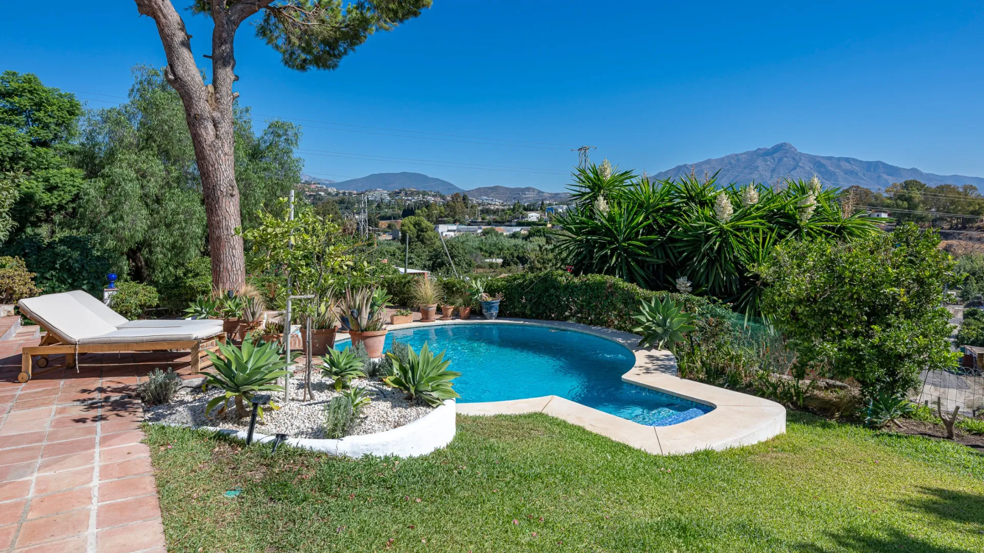 For sale villa with 4 bedrooms in Guadalmina Alta
