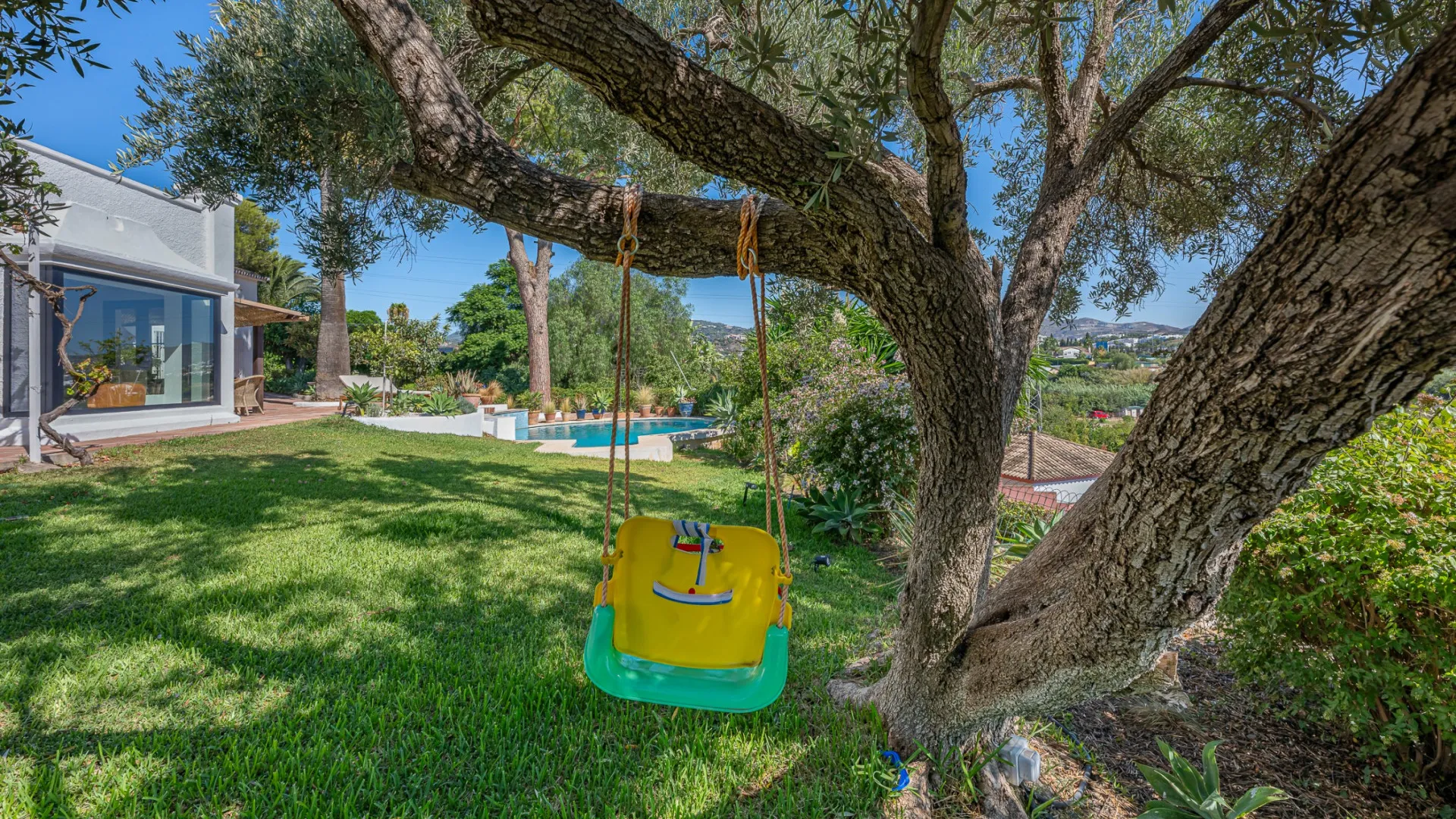 For sale villa with 4 bedrooms in Guadalmina Alta