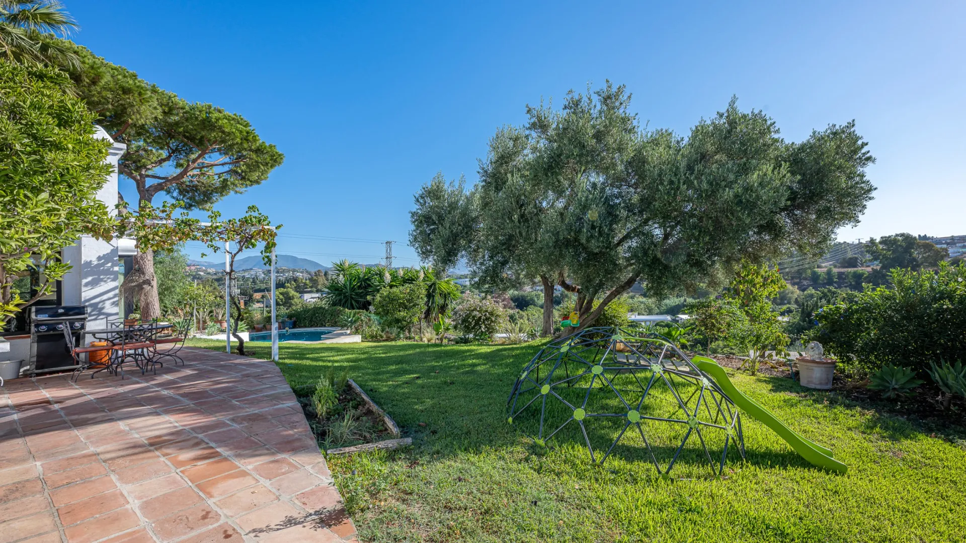 For sale villa with 4 bedrooms in Guadalmina Alta