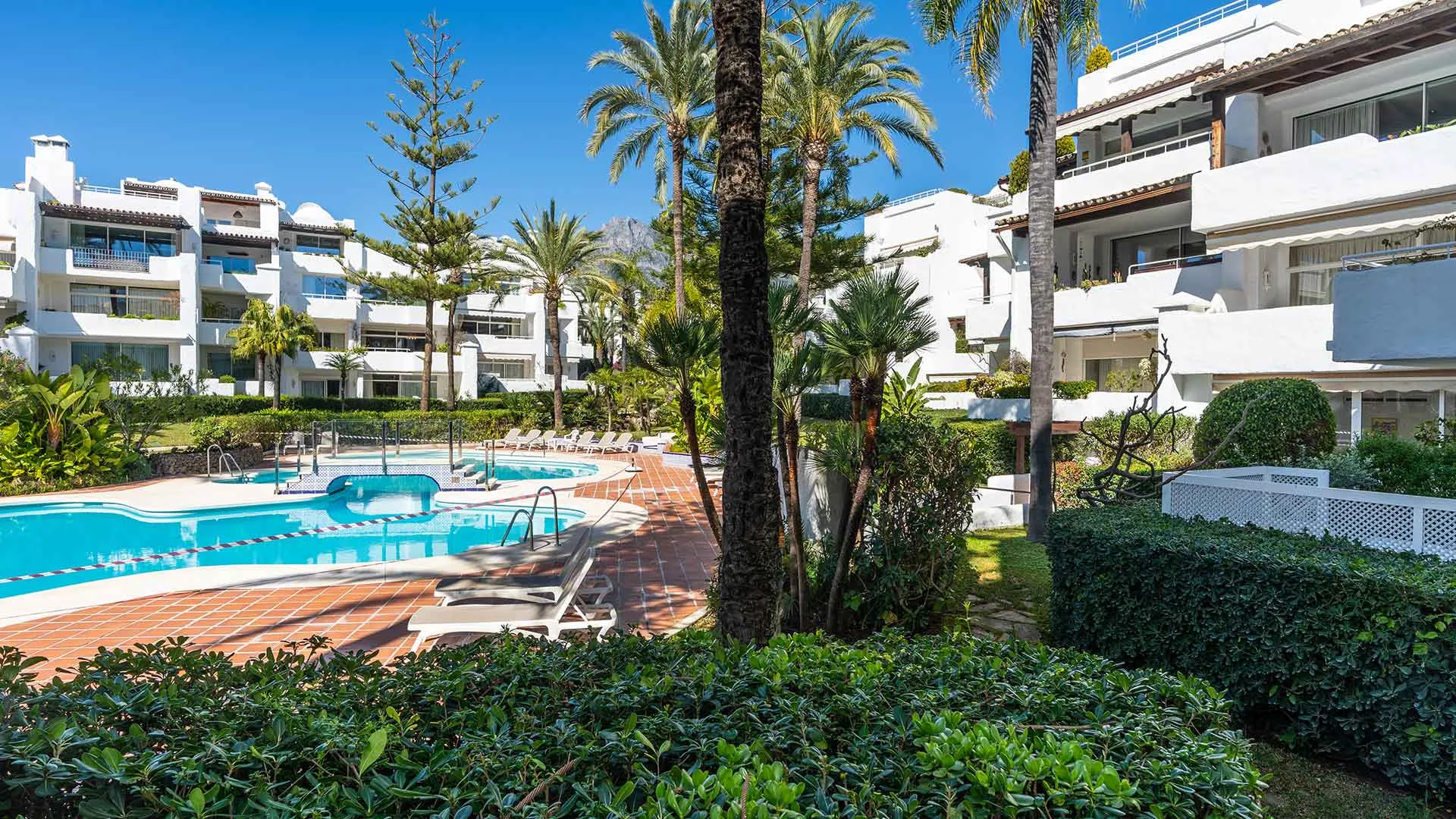 1 bedroom apartment for sale in Alhambra del Mar
