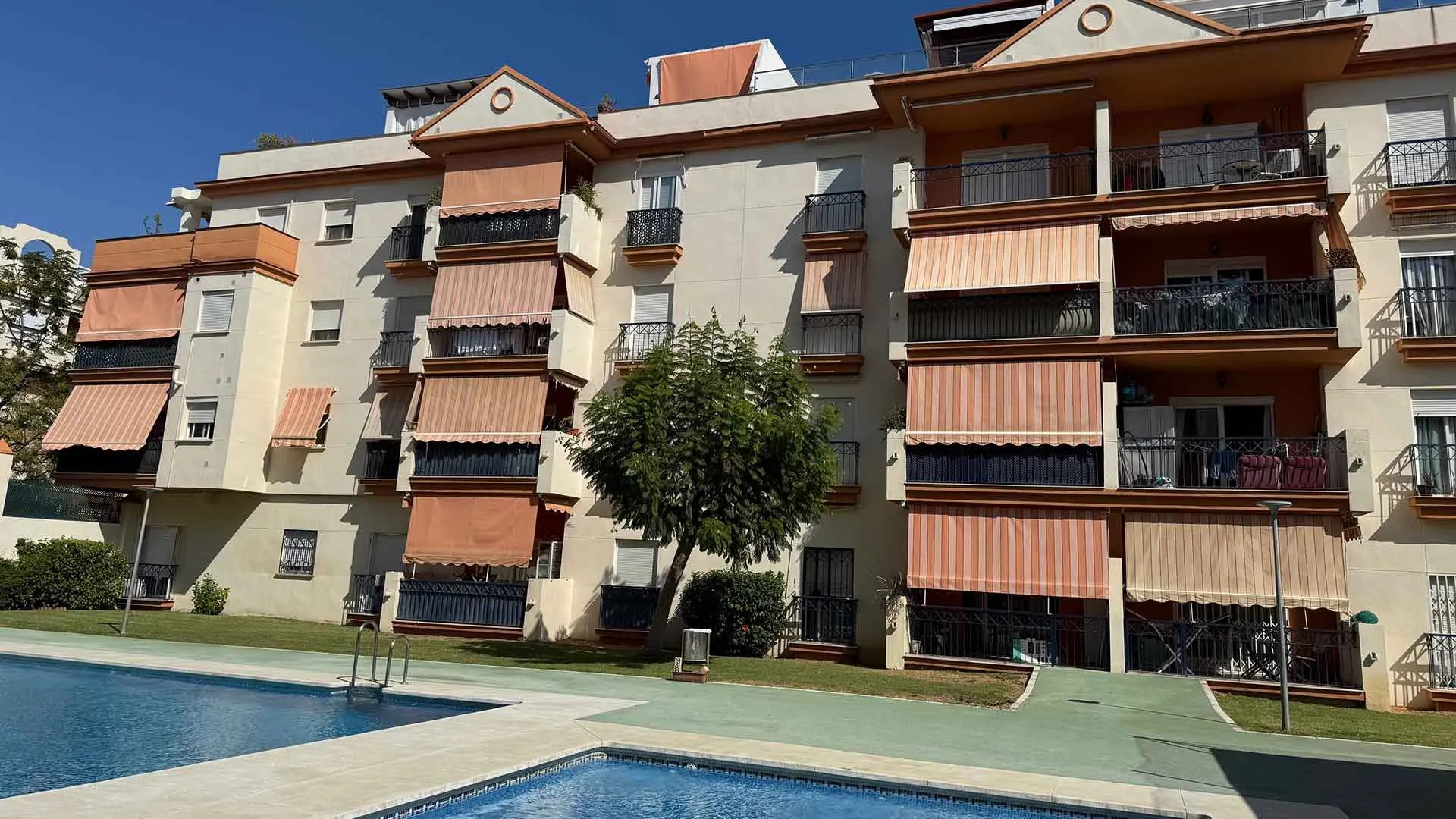 Penthouse with 4 bedrooms for sale in Estepona Centre