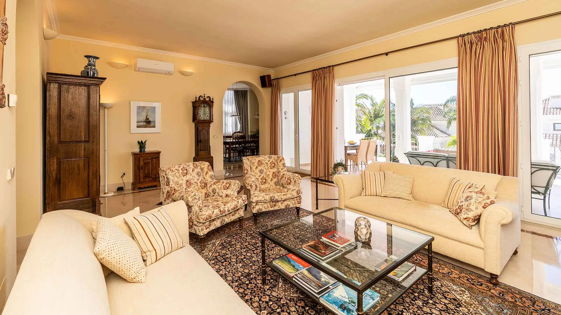 Comprar villa de 5 dormitorios en Sierra Blanca