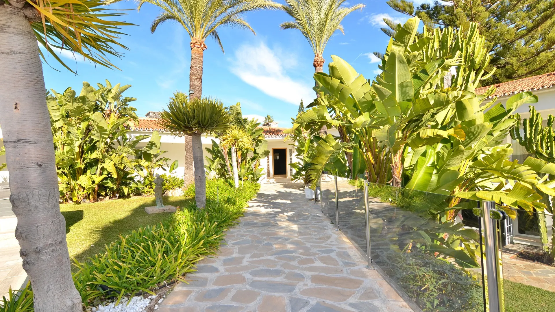 Comprar villa en Elviria de 8 dormitorios