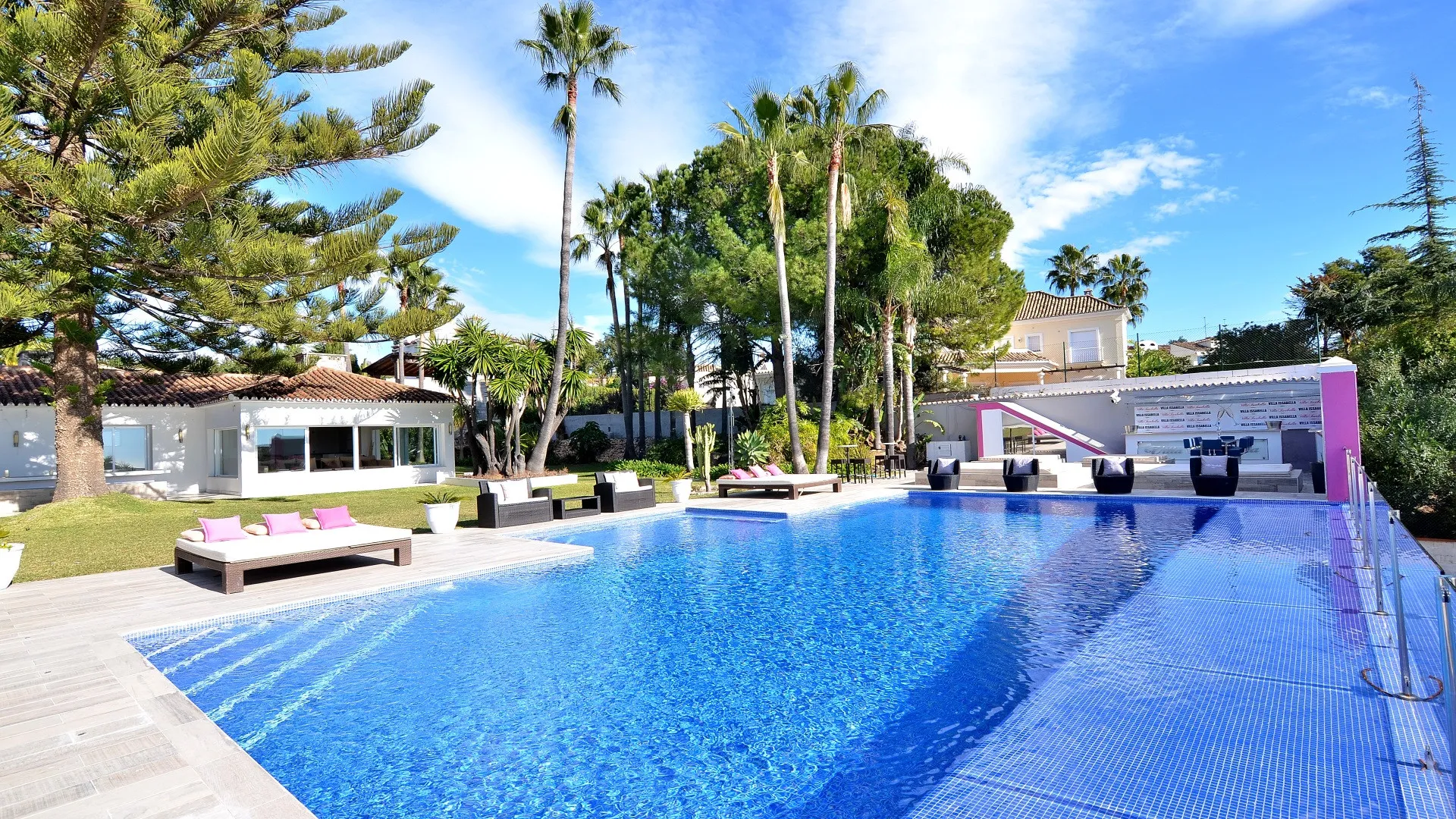 Comprar villa en Elviria de 8 dormitorios