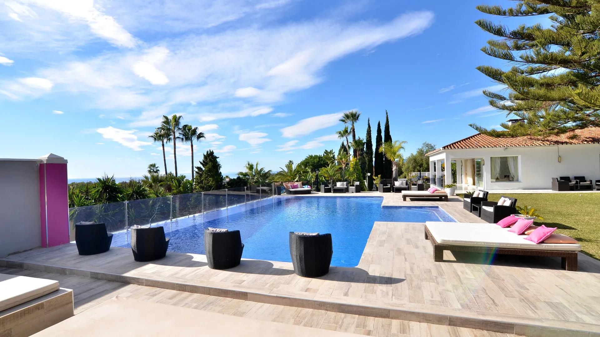 Comprar villa en Elviria de 8 dormitorios