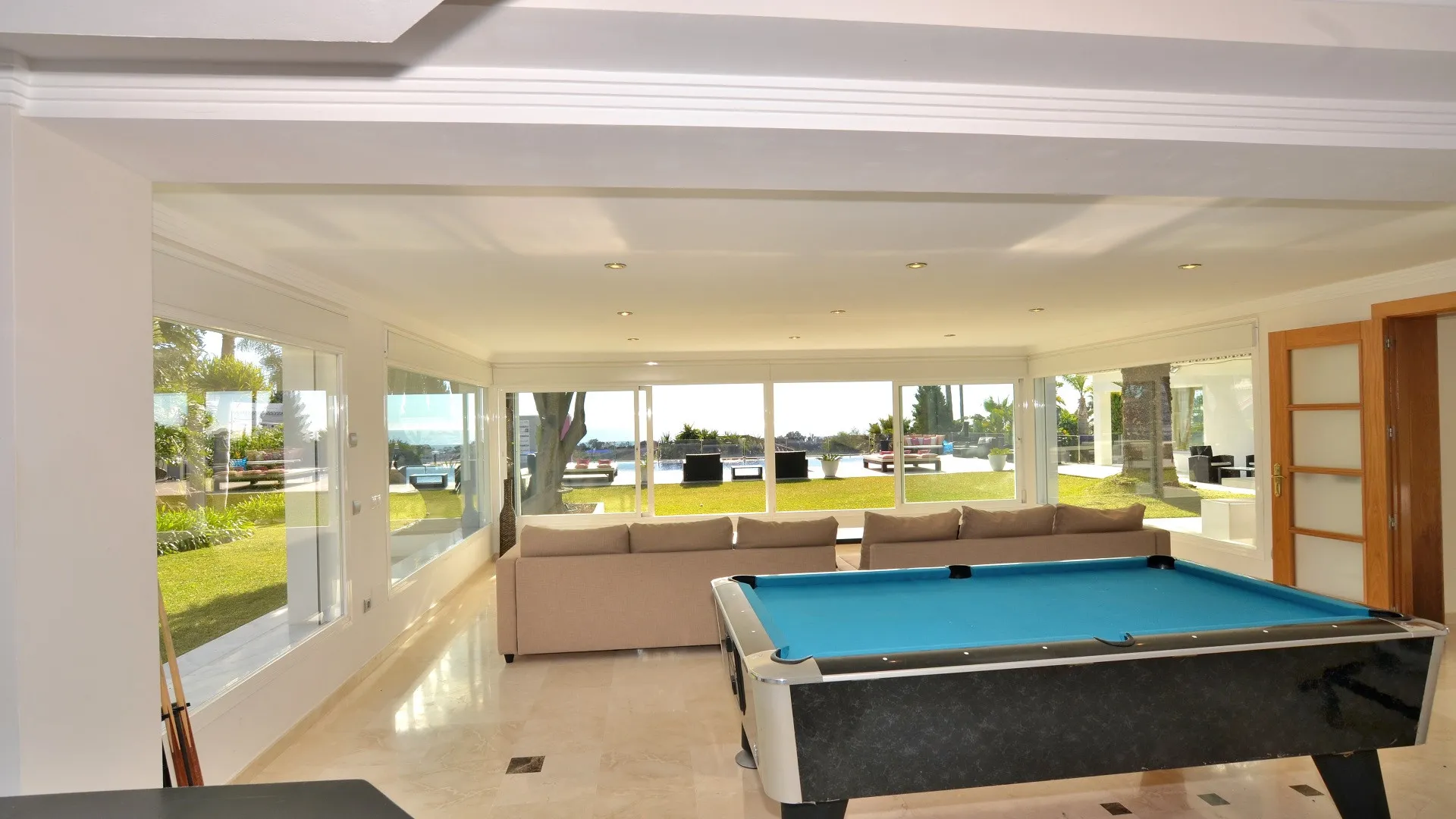 Comprar villa en Elviria de 8 dormitorios