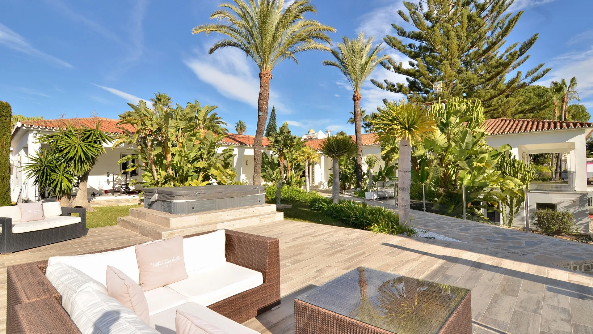 Comprar villa en Elviria de 8 dormitorios
