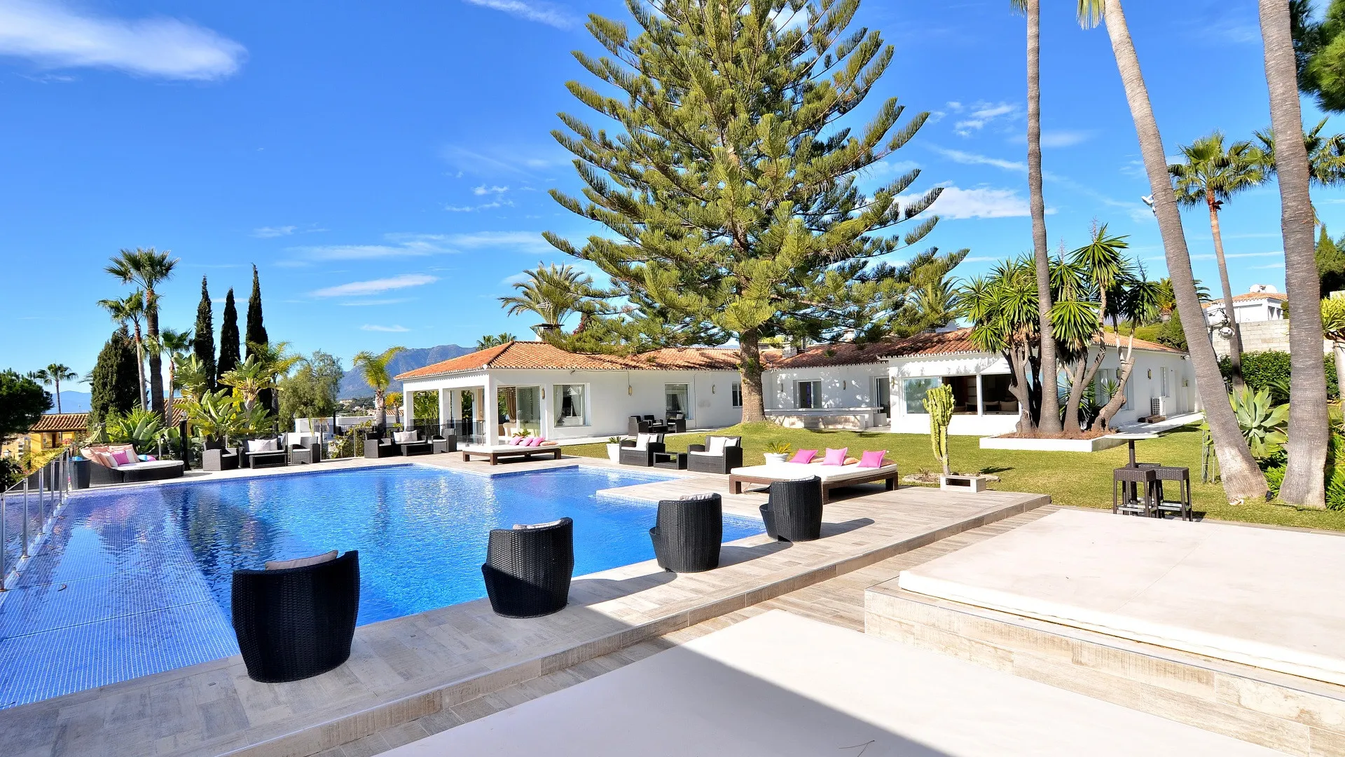 Comprar villa en Elviria de 8 dormitorios