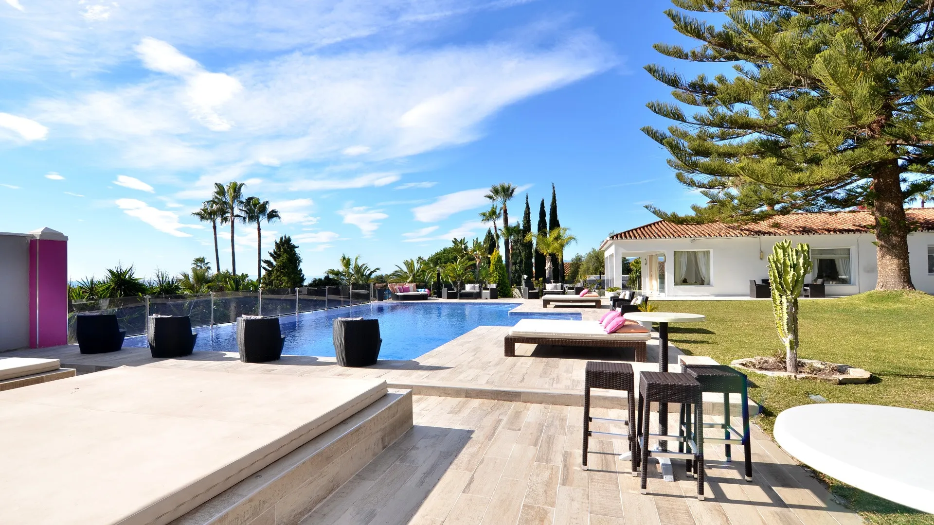 Comprar villa en Elviria de 8 dormitorios