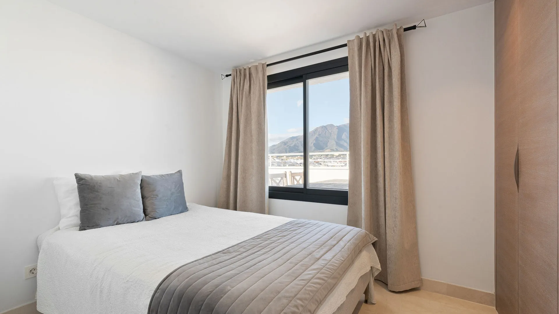 Estepona Ciudad, Ático a la venta con 3 dormitorios