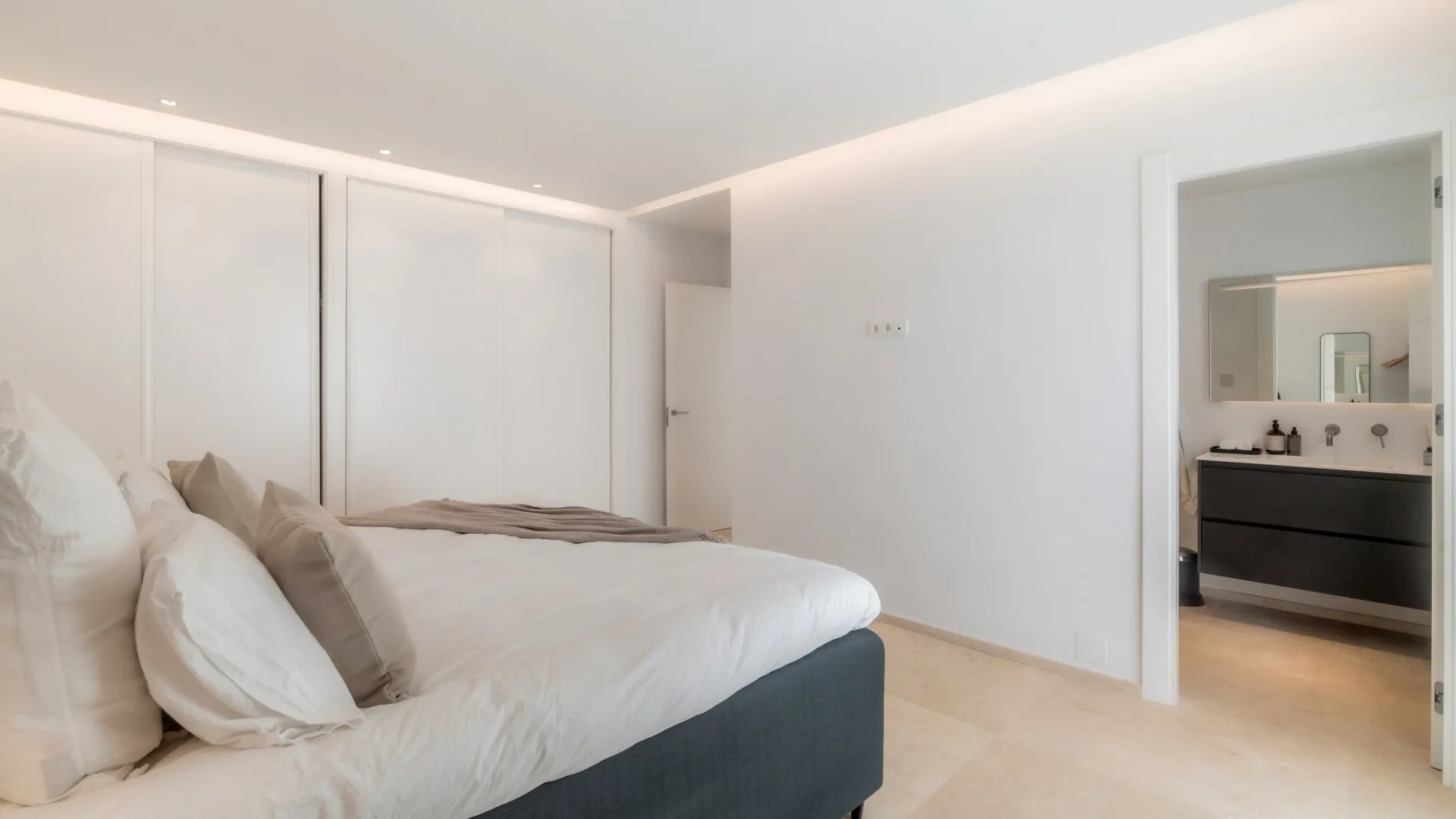 Buy penthouse in Marbella - Puerto Banus