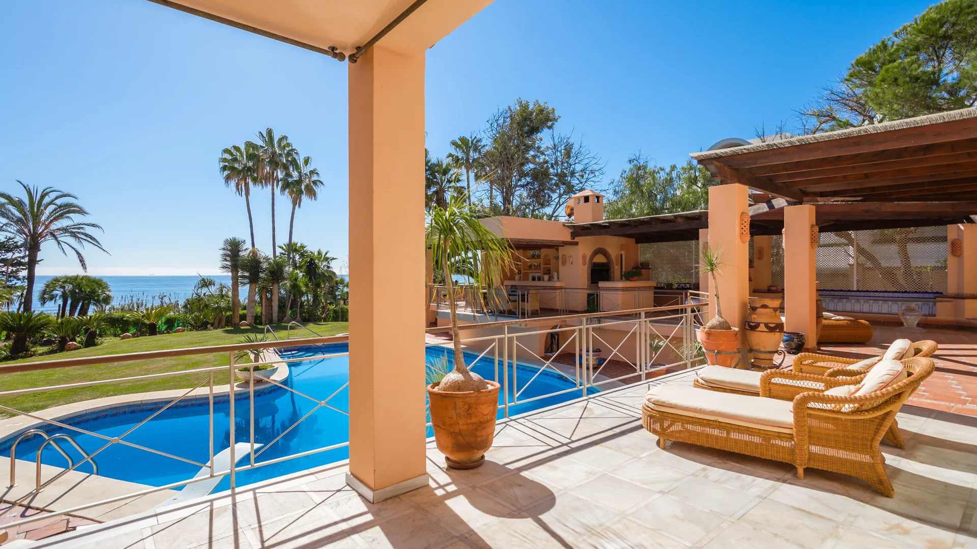 Villa en venta con 8 dormitorios en Hacienda Beach