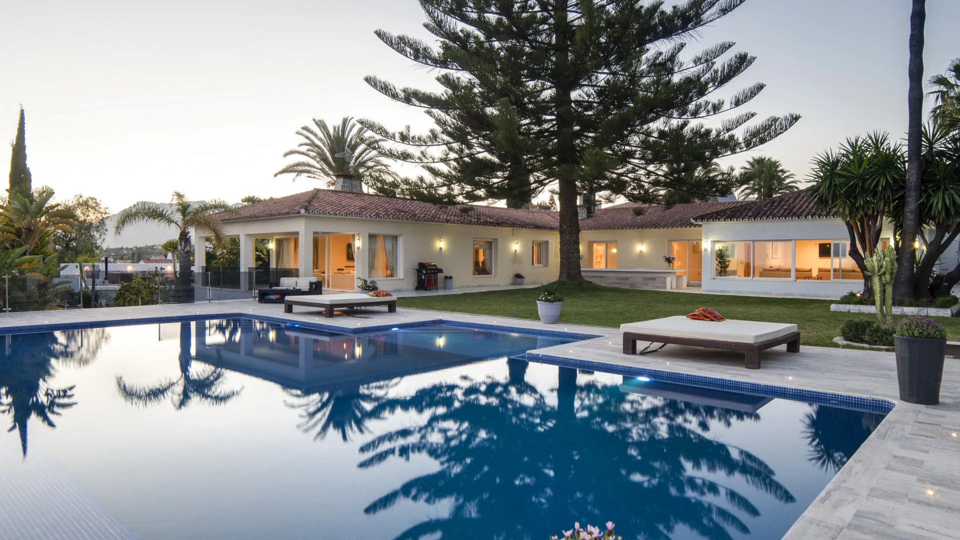 Villa with 8 bedrooms for sale in Elviria