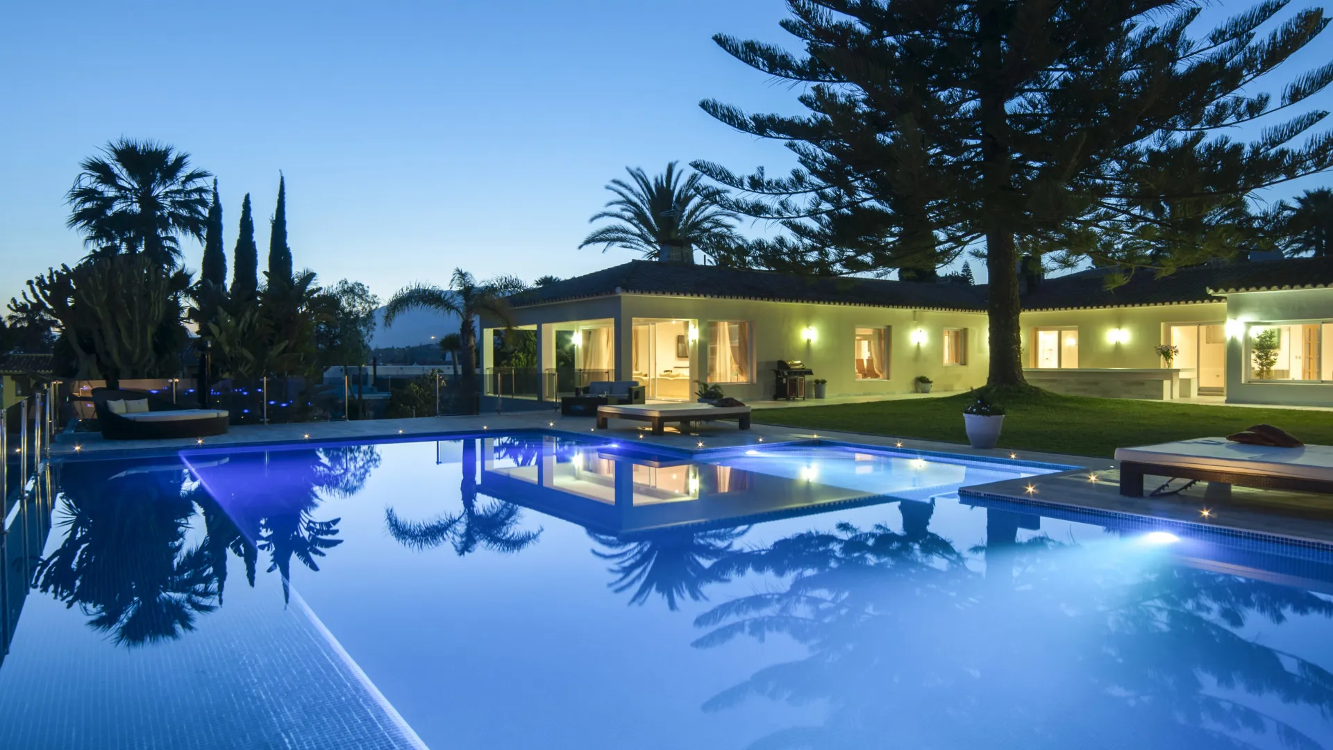 Villa with 8 bedrooms for sale in Elviria