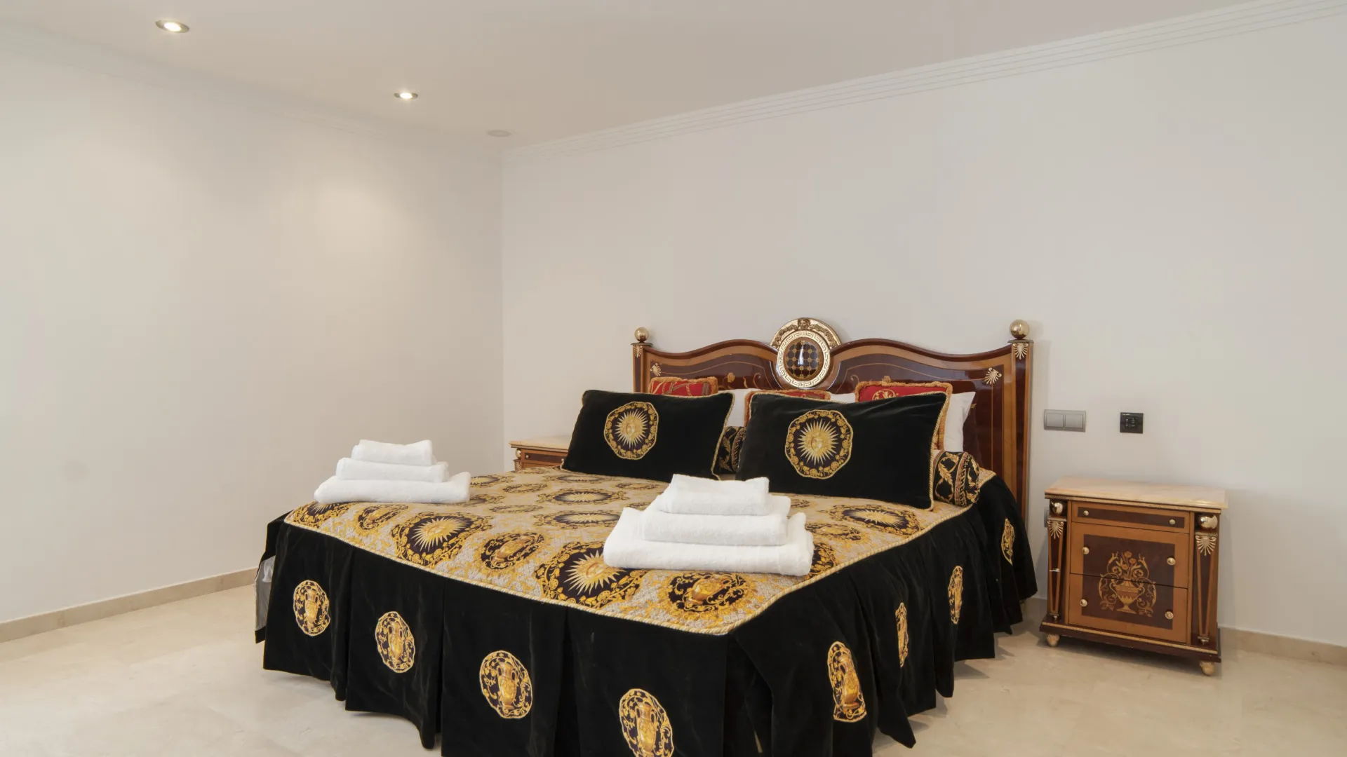 Villa with 8 bedrooms for sale in Elviria