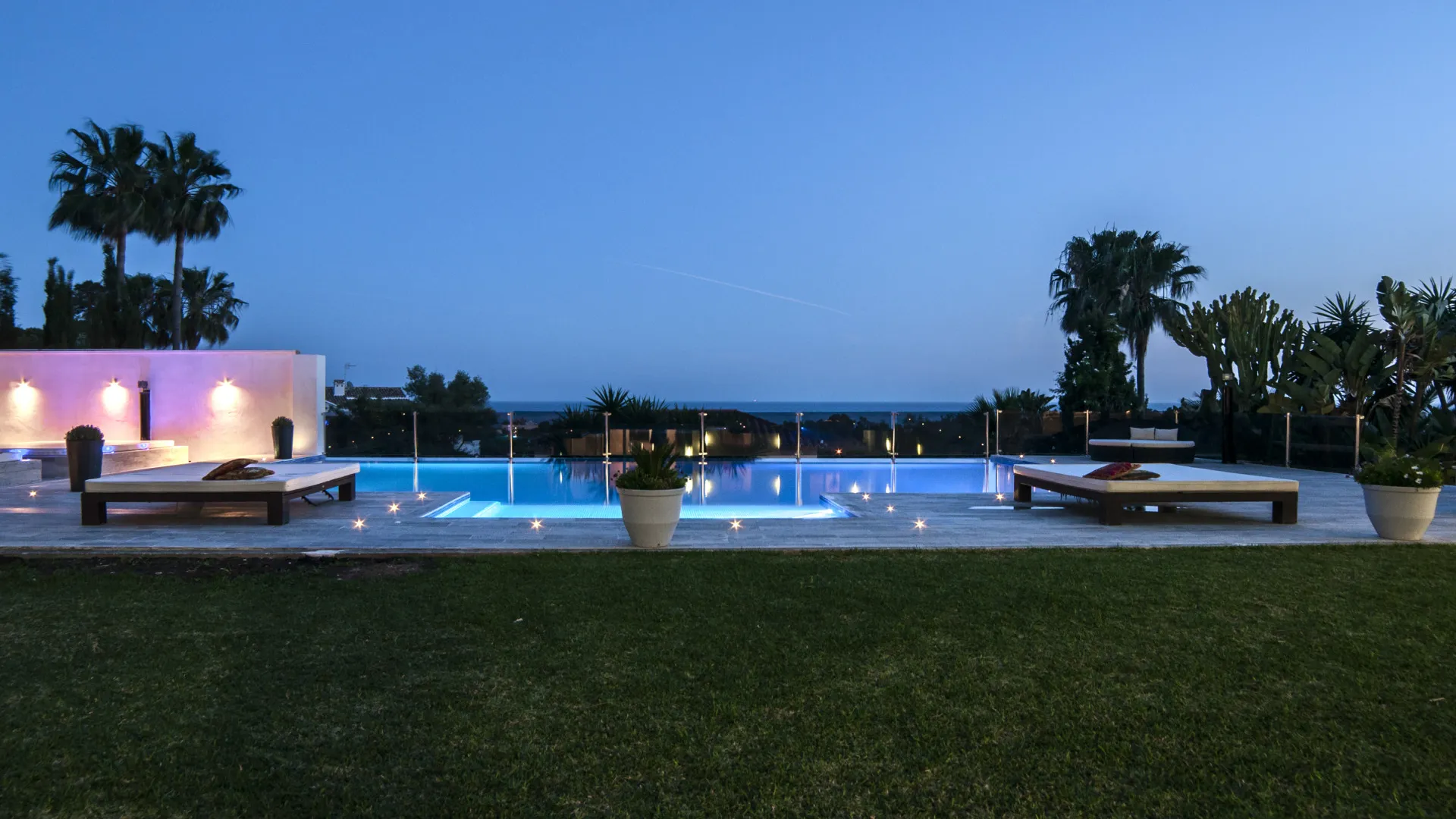 Villa with 8 bedrooms for sale in Elviria