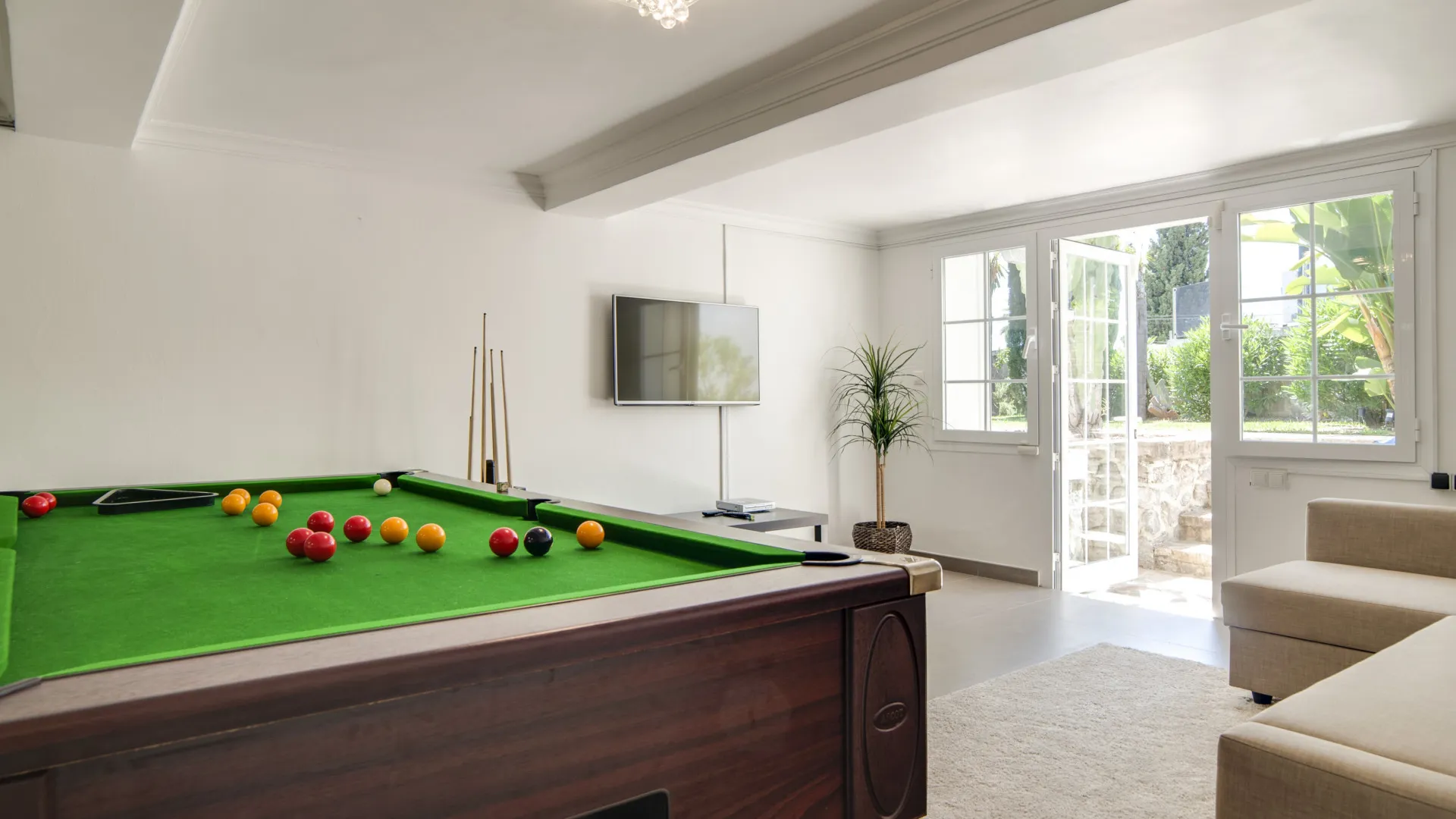 Villa with 8 bedrooms for sale in Elviria
