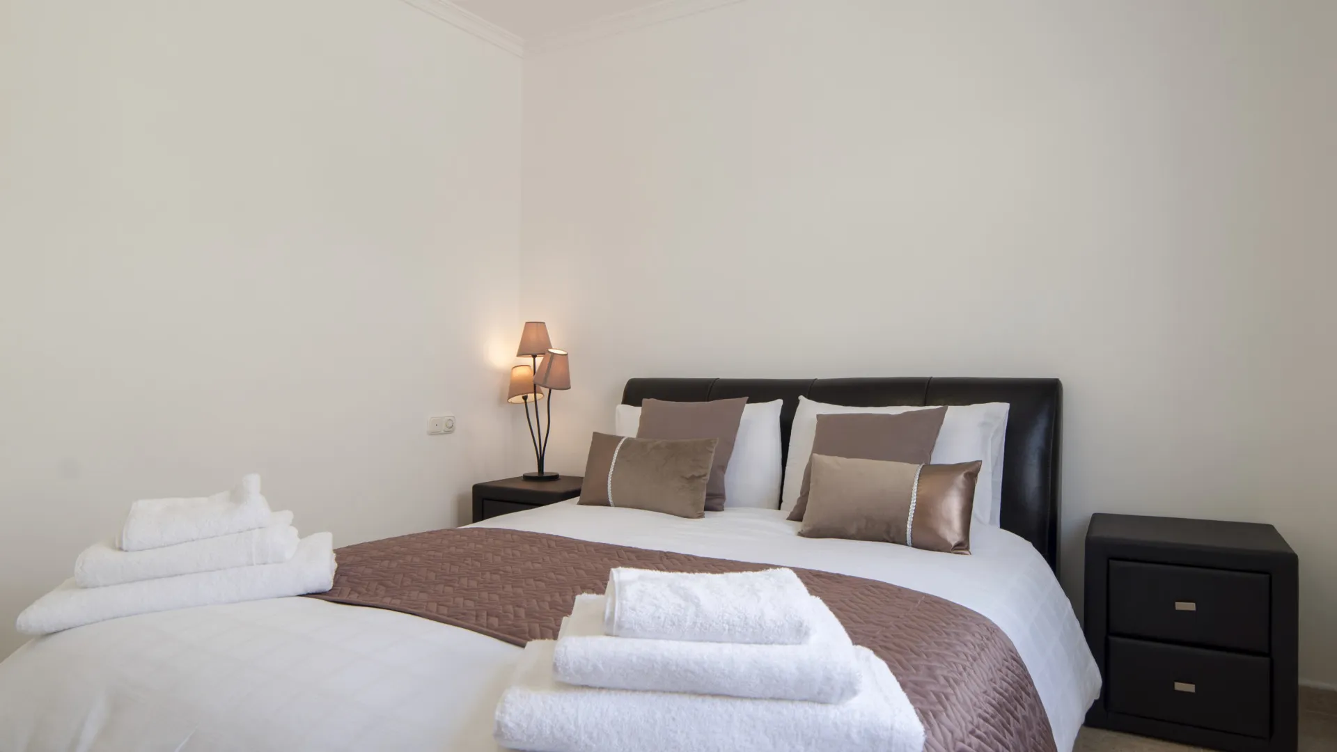 Villa with 8 bedrooms for sale in Elviria