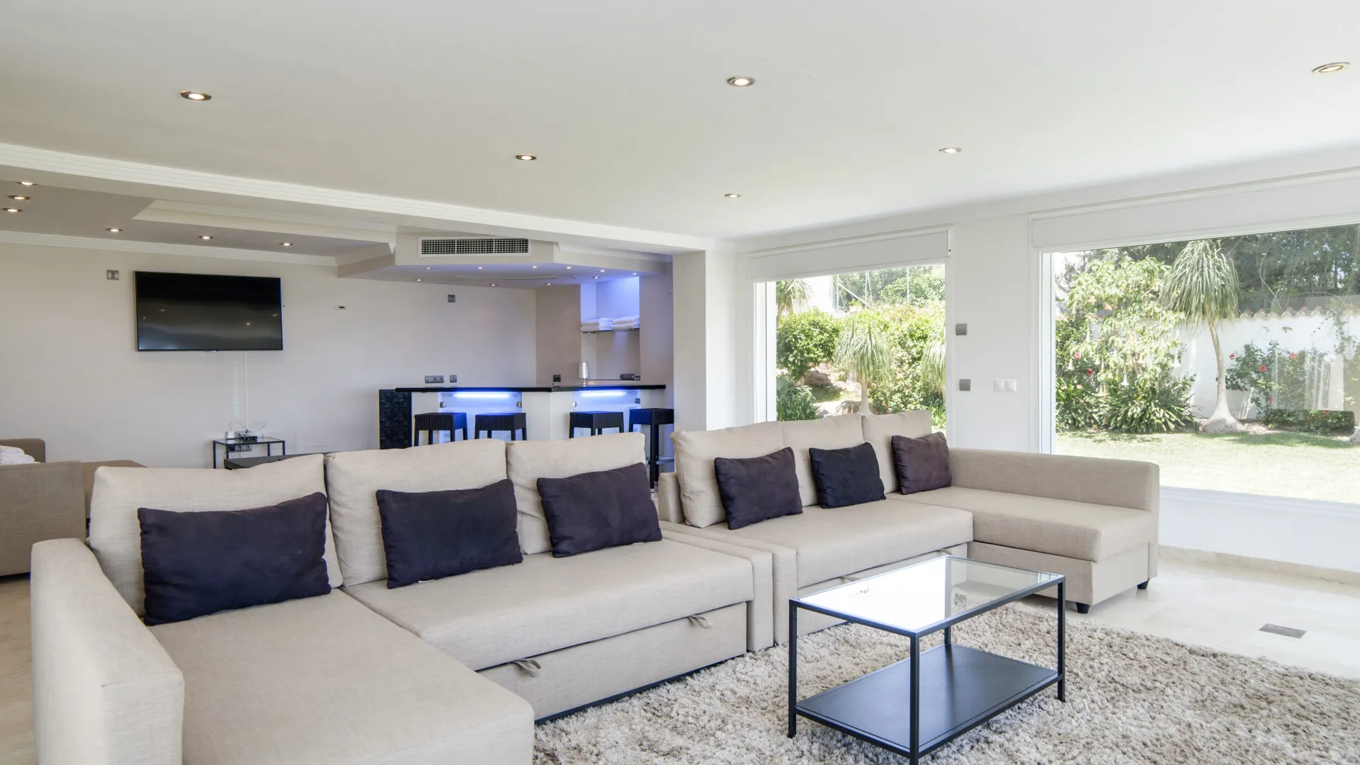 Villa with 8 bedrooms for sale in Elviria