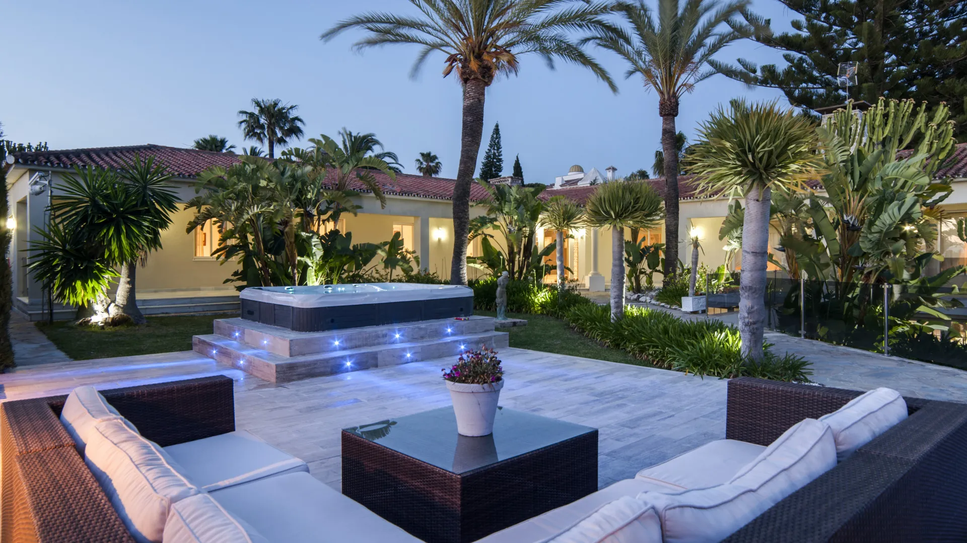Villa with 8 bedrooms for sale in Elviria