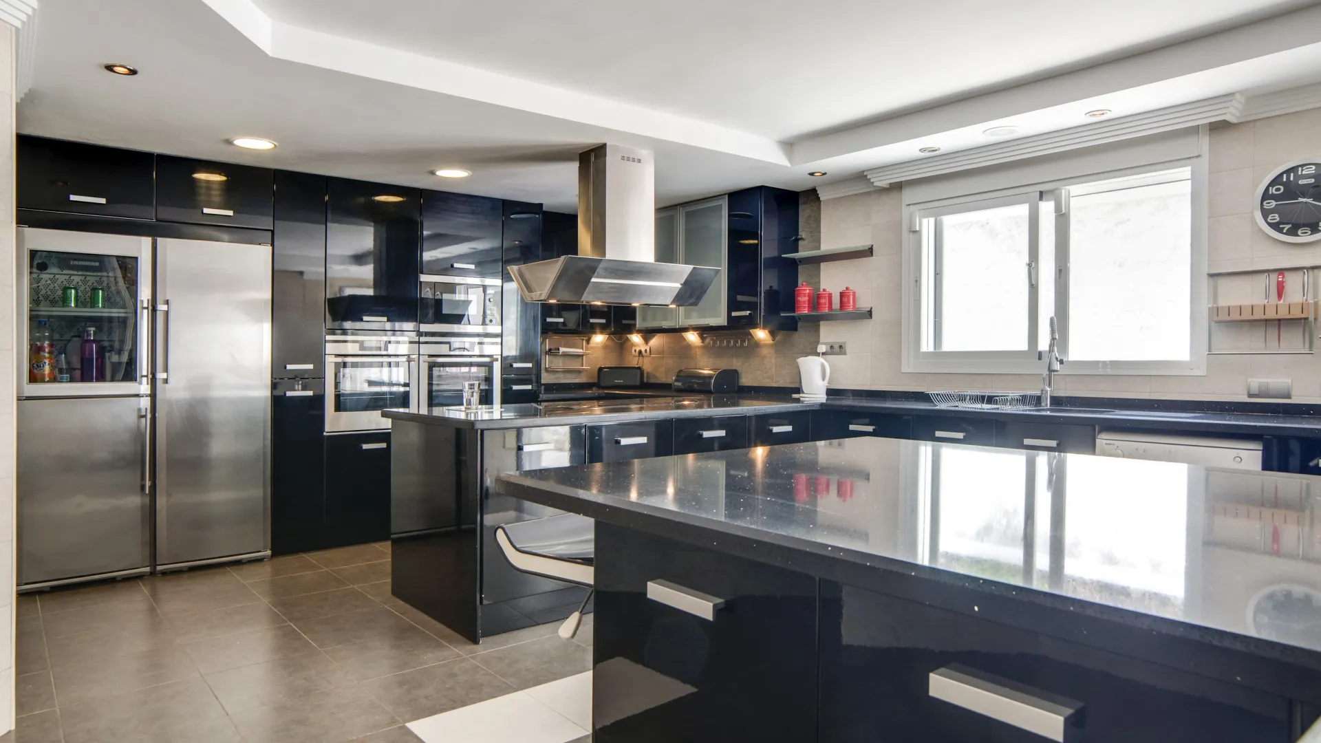 Villa with 8 bedrooms for sale in Elviria