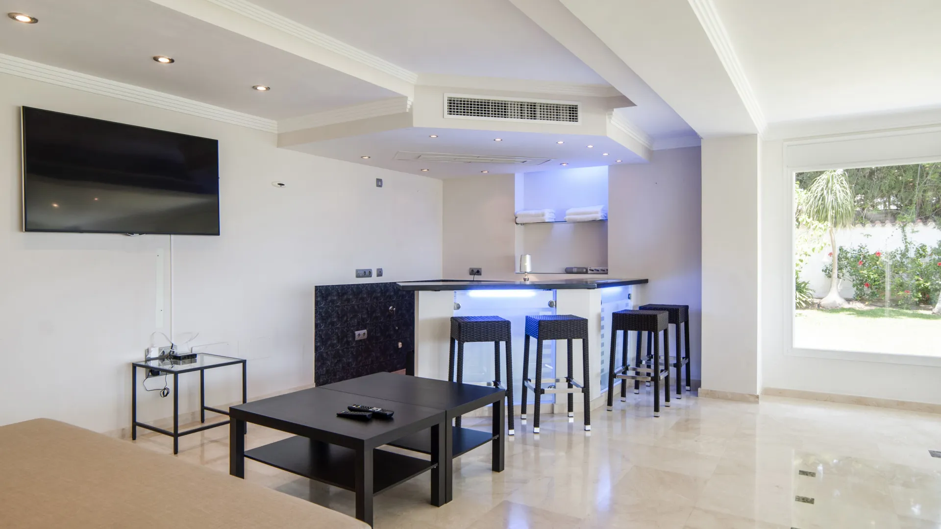 Villa with 8 bedrooms for sale in Elviria