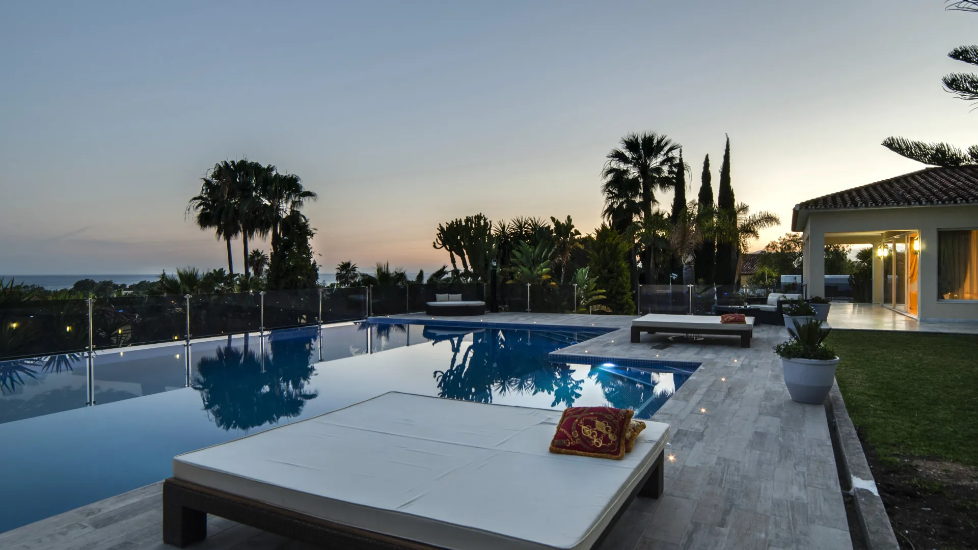 Villa with 8 bedrooms for sale in Elviria