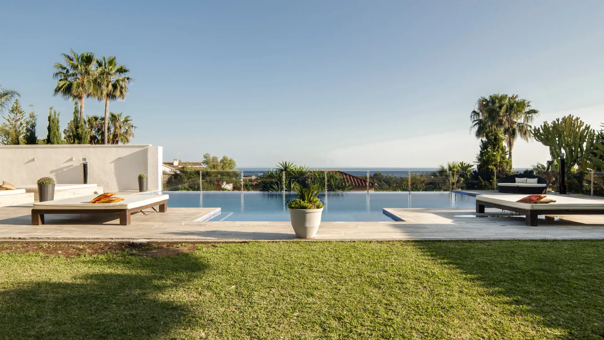 Villa with 8 bedrooms for sale in Elviria