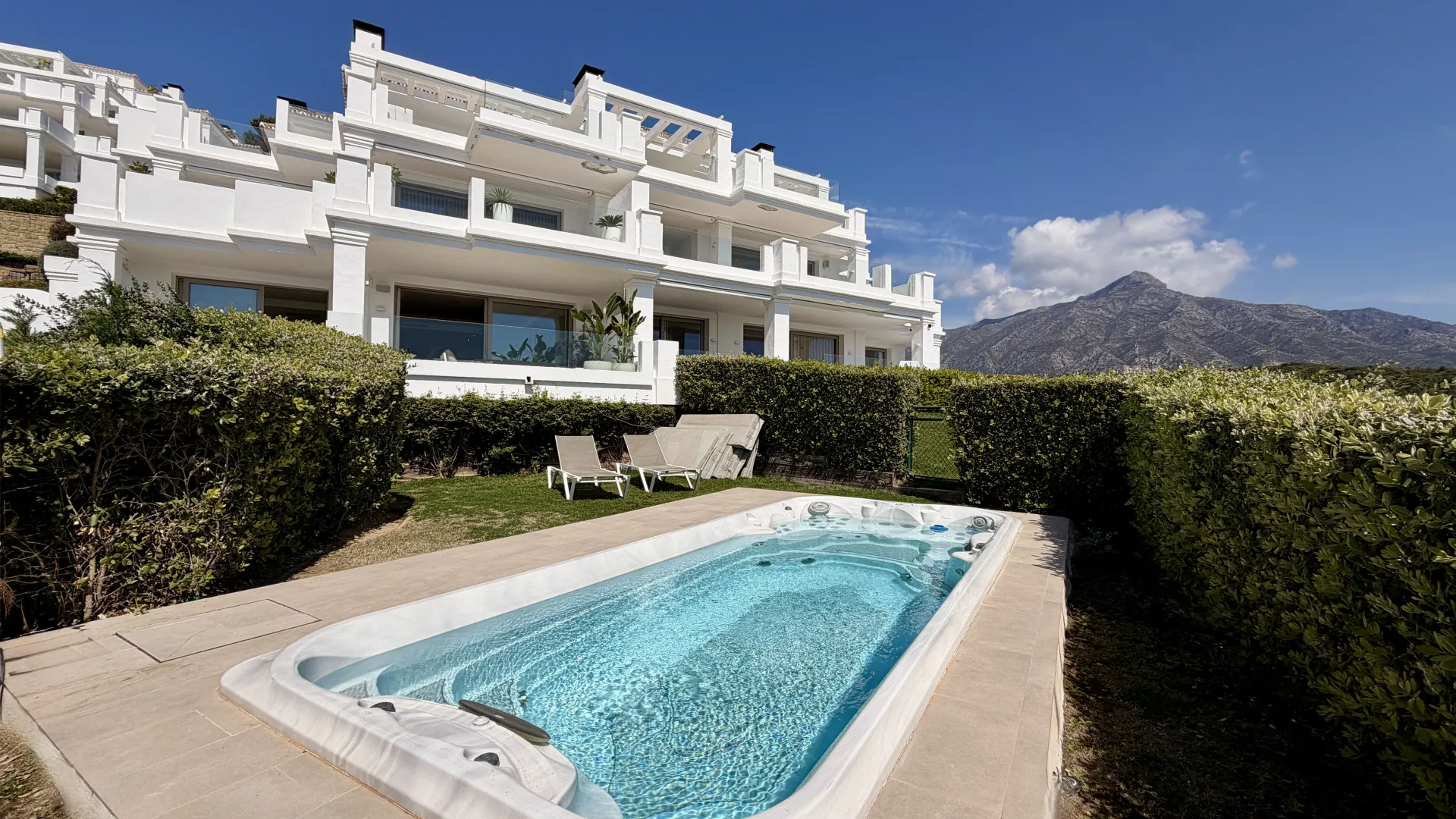 For sale 3 bedrooms ground floor apartment in 9 Lions Residences