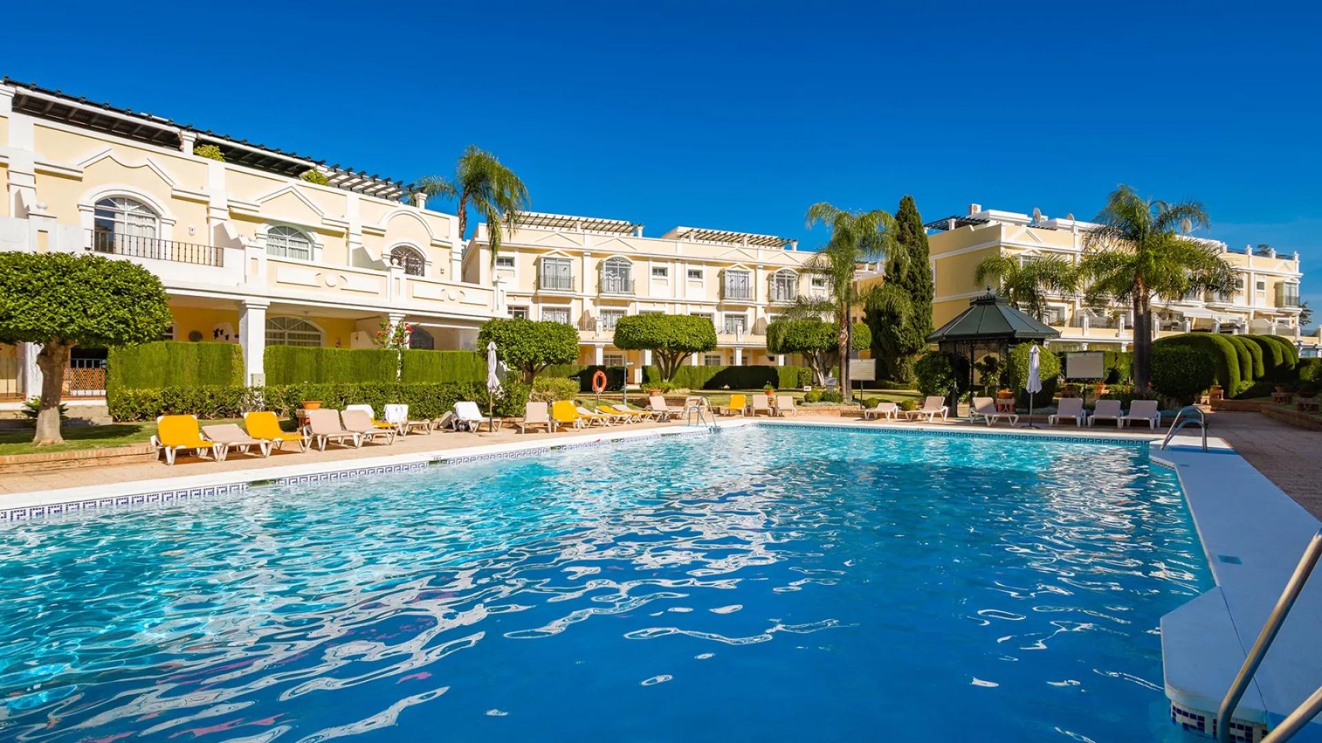 Se vende triplex en Aloha Gardens de 3 dormitorios