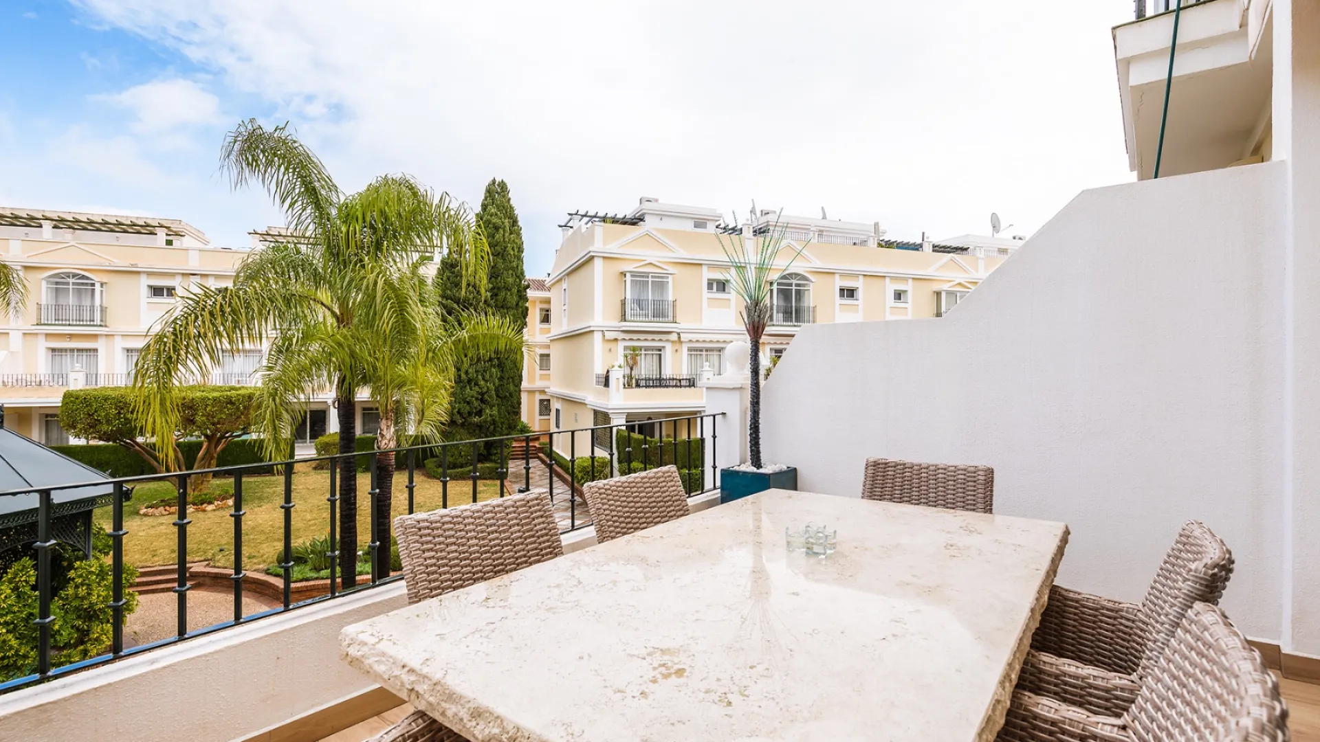 Se vende triplex en Aloha Gardens de 3 dormitorios