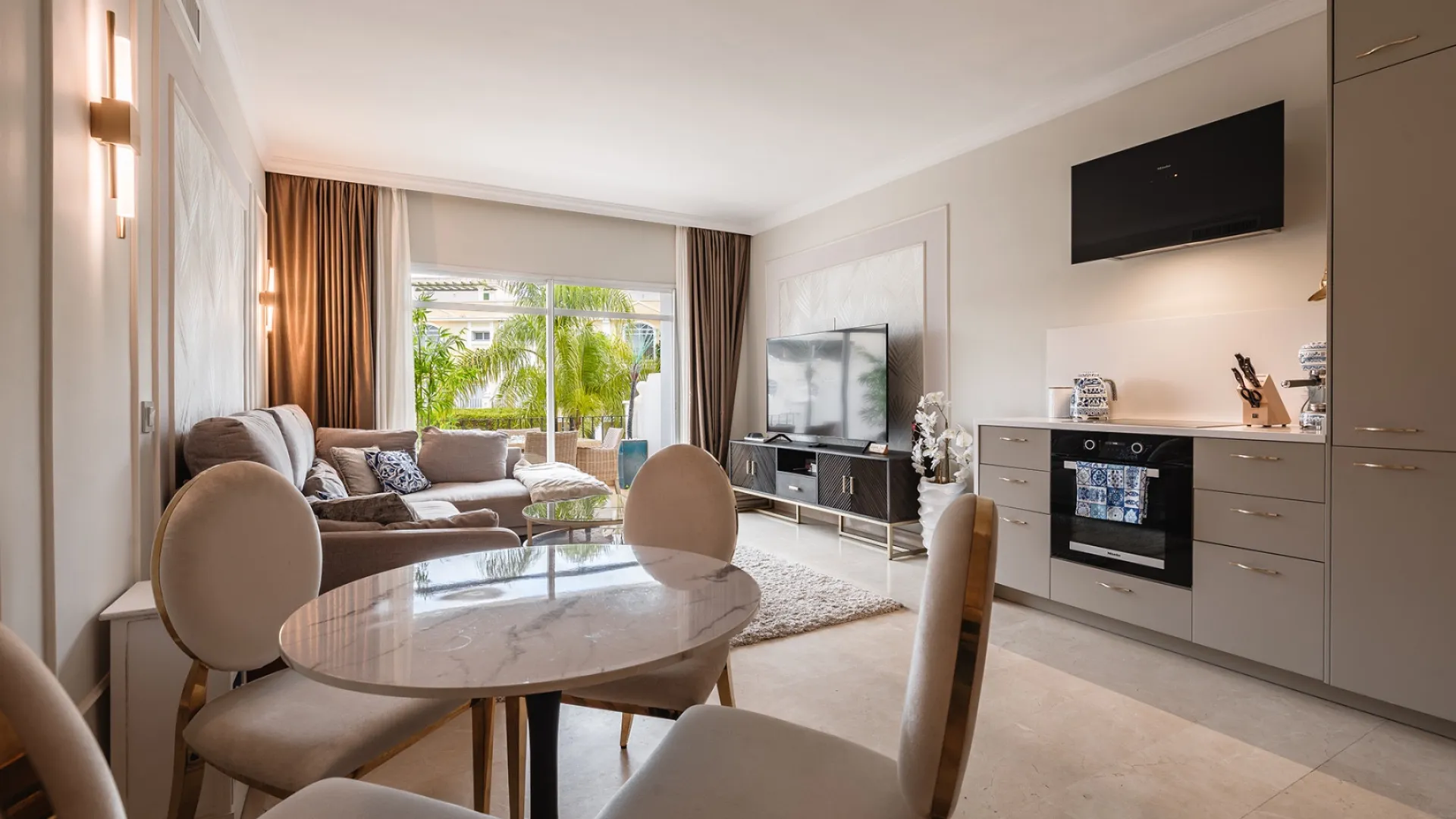 Se vende triplex en Aloha Gardens de 3 dormitorios