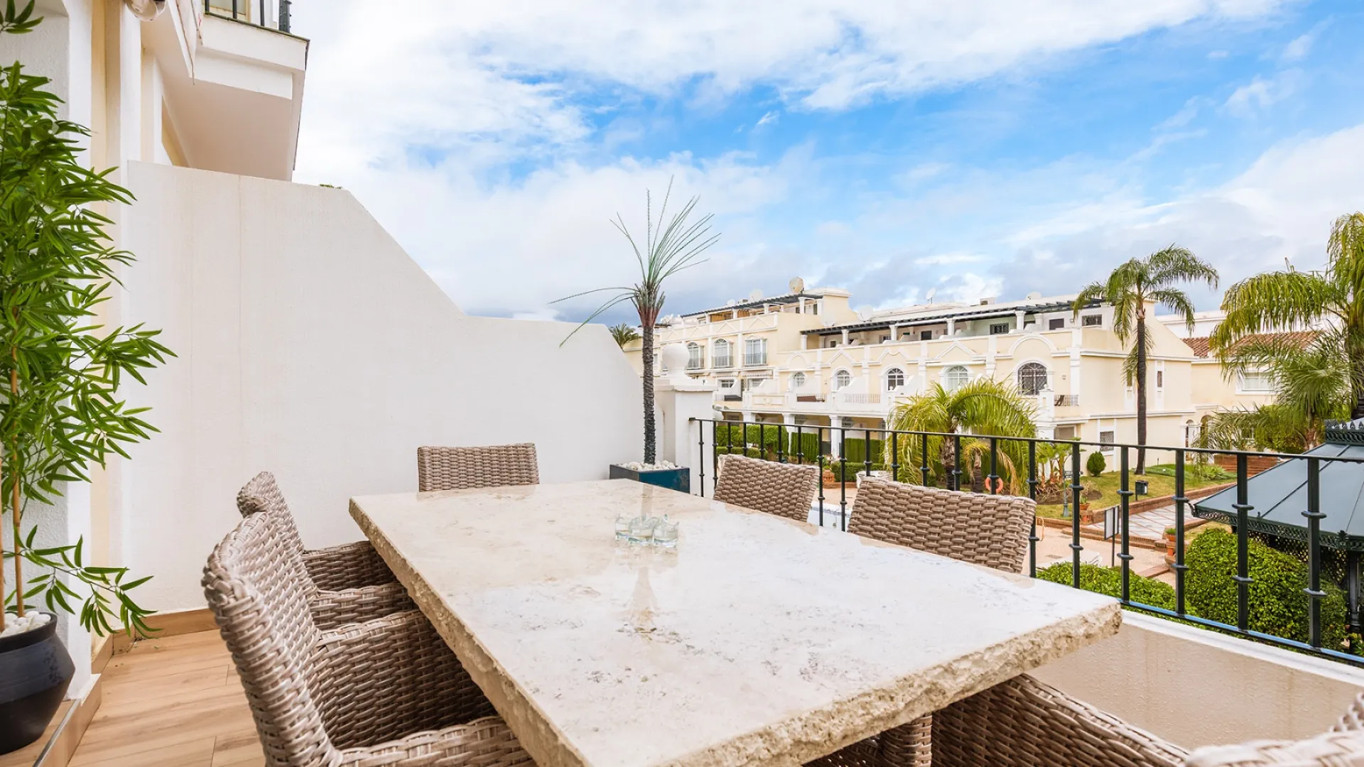 Se vende triplex en Aloha Gardens de 3 dormitorios