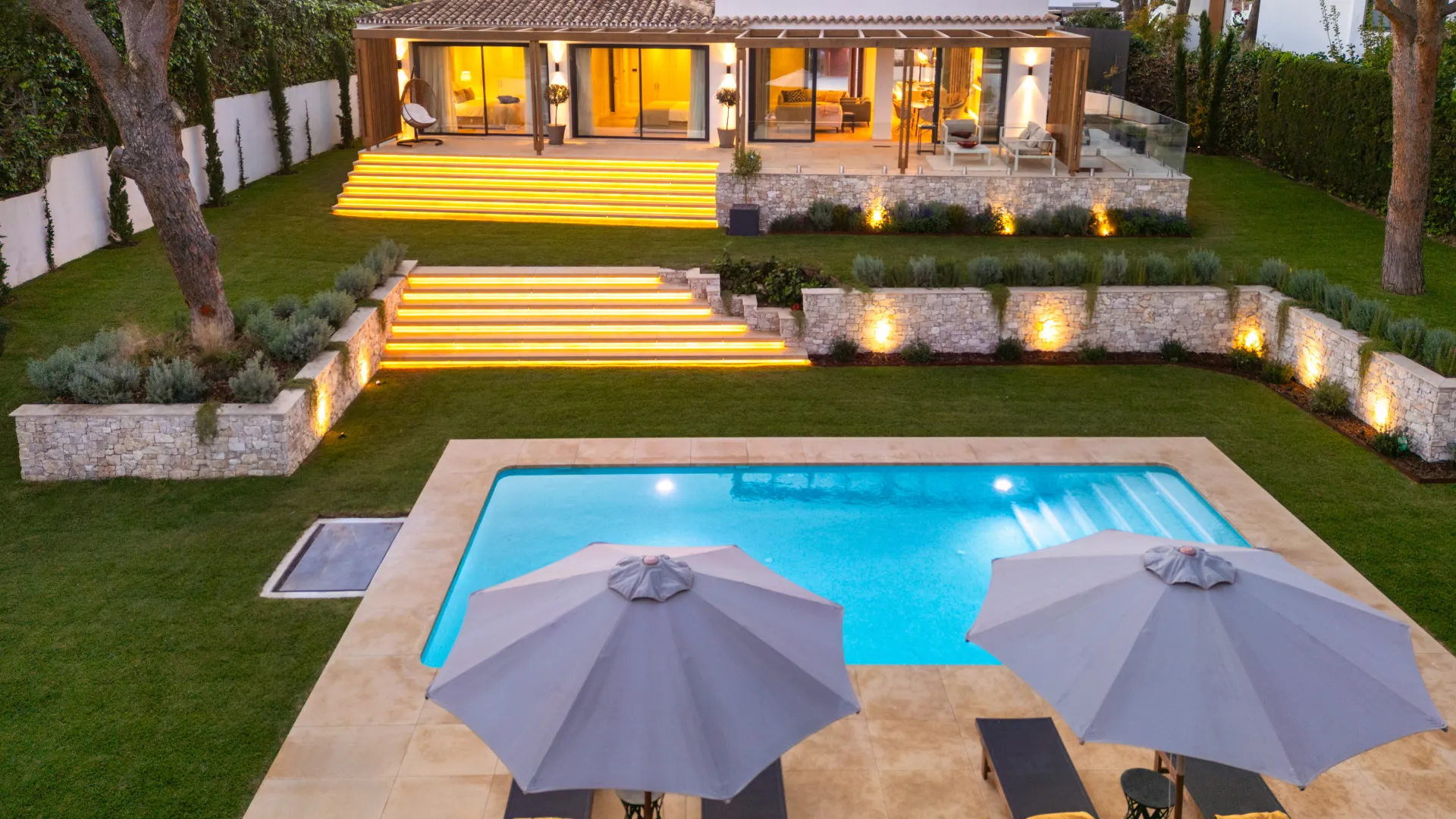 Villa a la venta con 4 dormitorios en Cumbres de Elviria