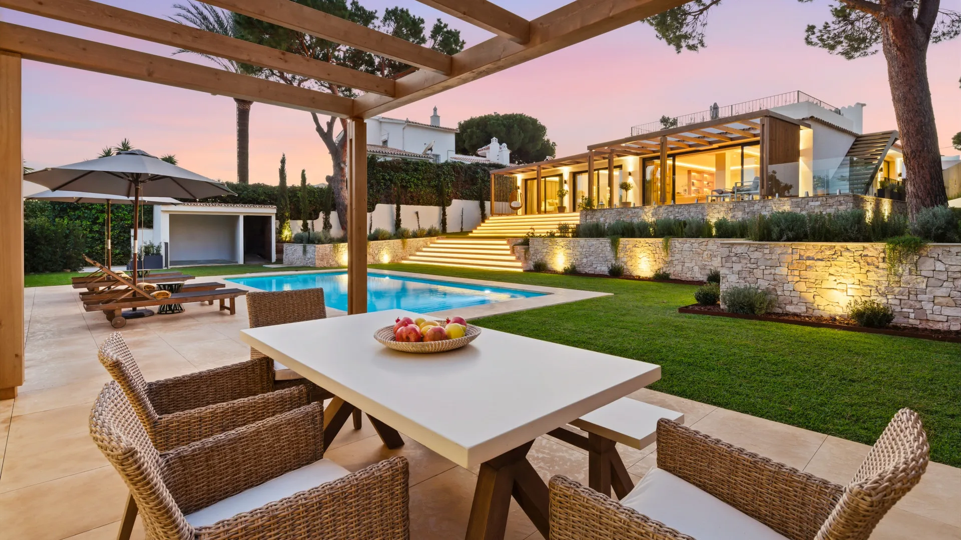 Villa a la venta con 4 dormitorios en Cumbres de Elviria