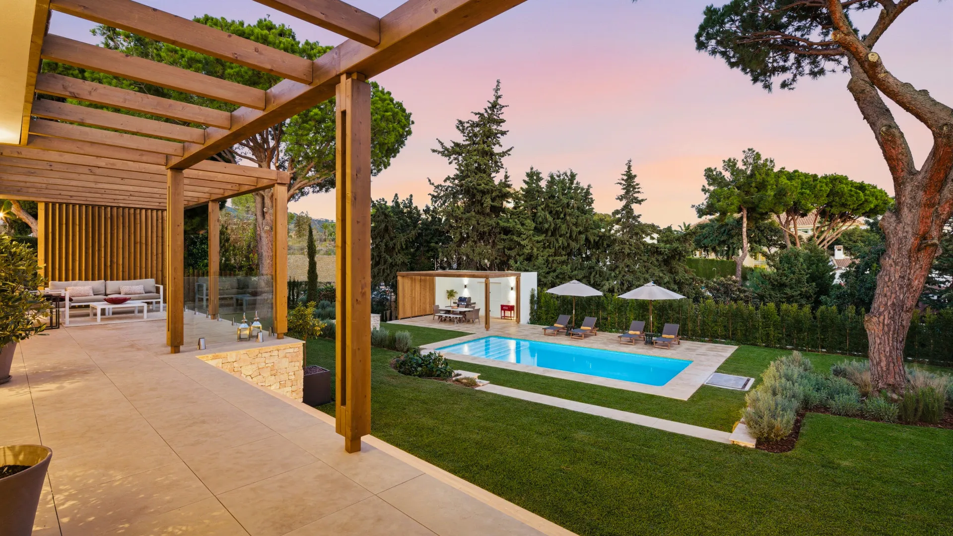 Villa a la venta con 4 dormitorios en Cumbres de Elviria