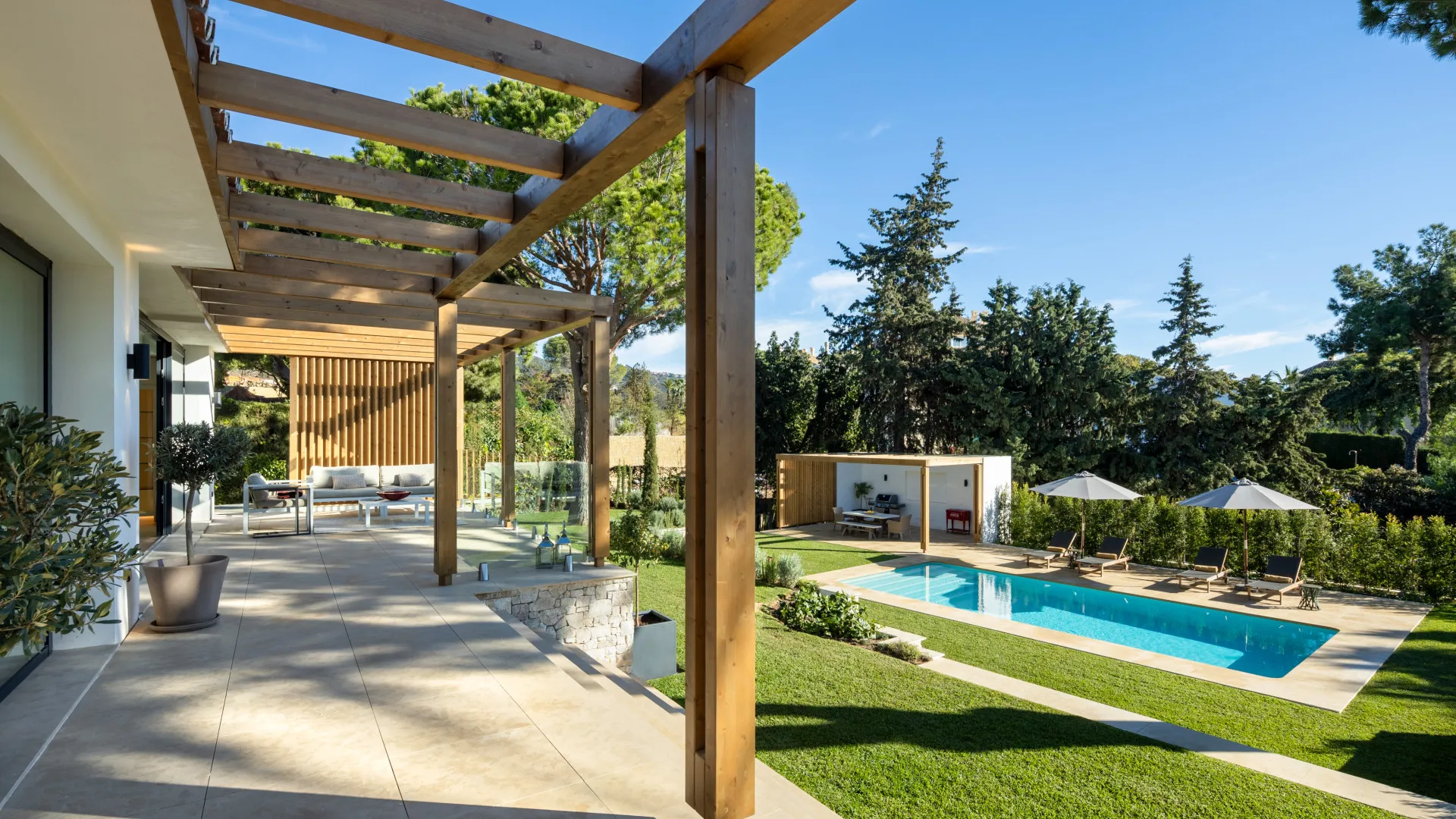 Villa a la venta con 4 dormitorios en Cumbres de Elviria