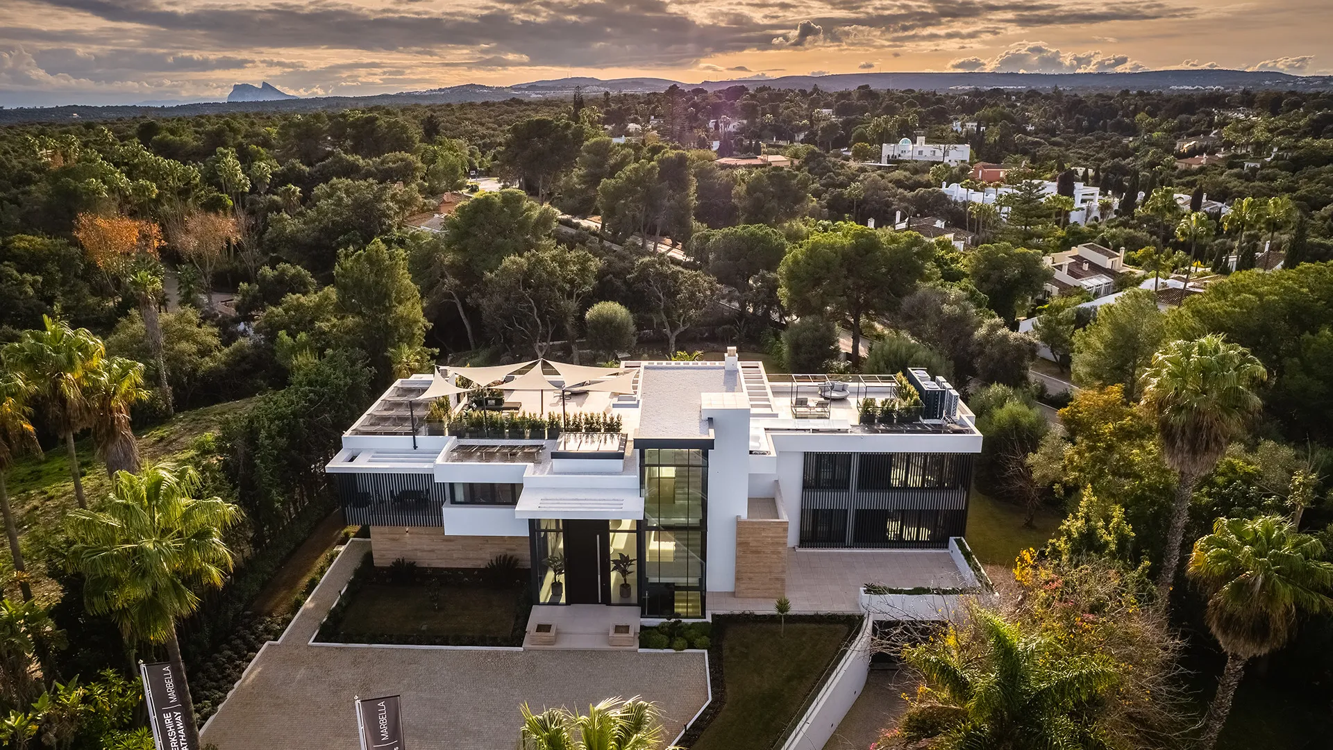 For sale 7 bedrooms villa in Kings & Queens