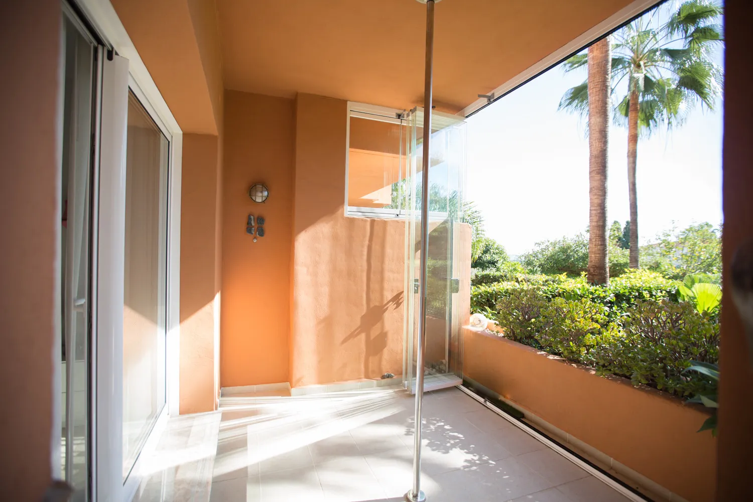Apartamento planta baja con 2 dormitorios en venta en Alminar de Marbella