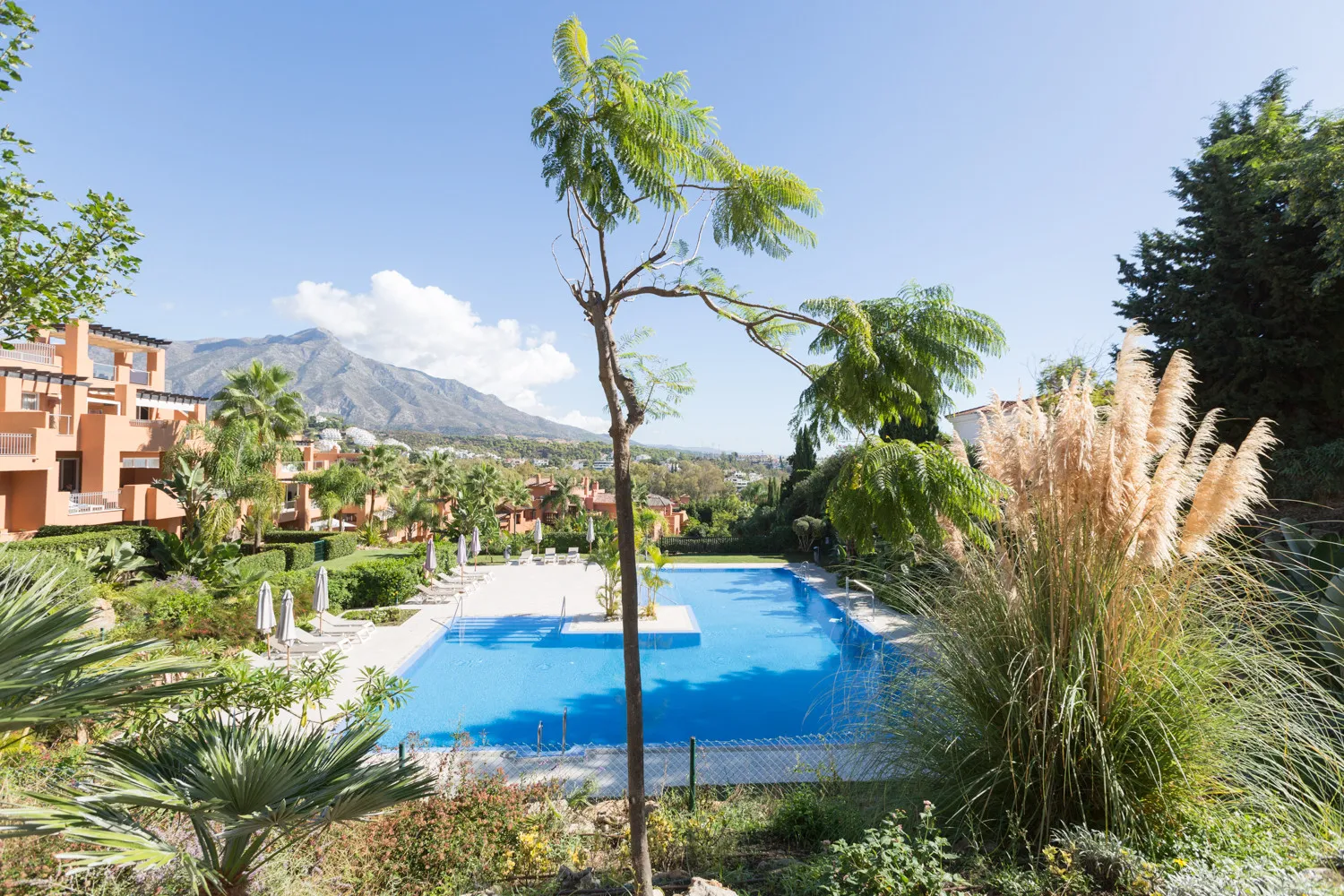 Apartamento planta baja con 2 dormitorios en venta en Alminar de Marbella