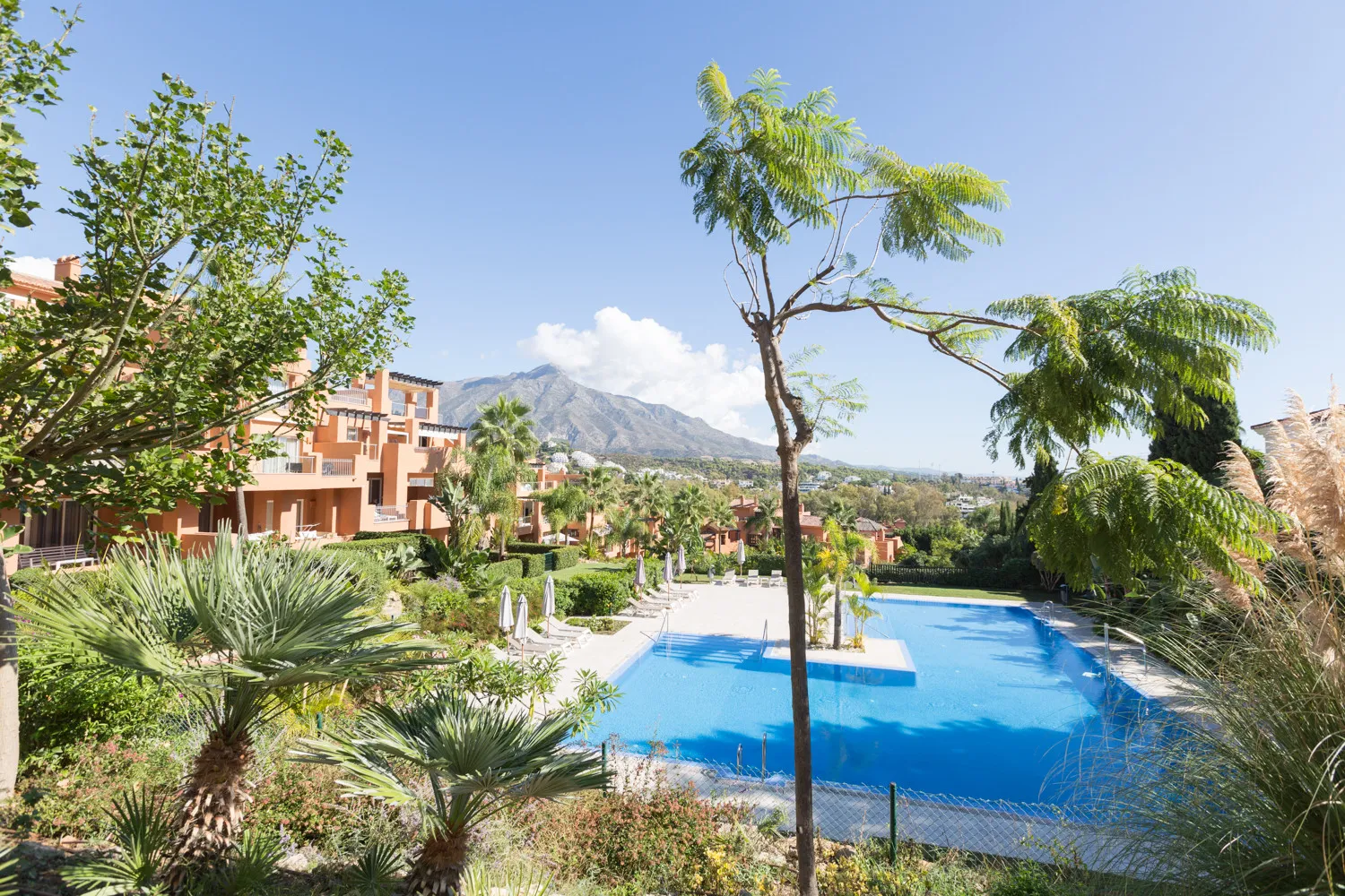 Apartamento planta baja con 2 dormitorios en venta en Alminar de Marbella