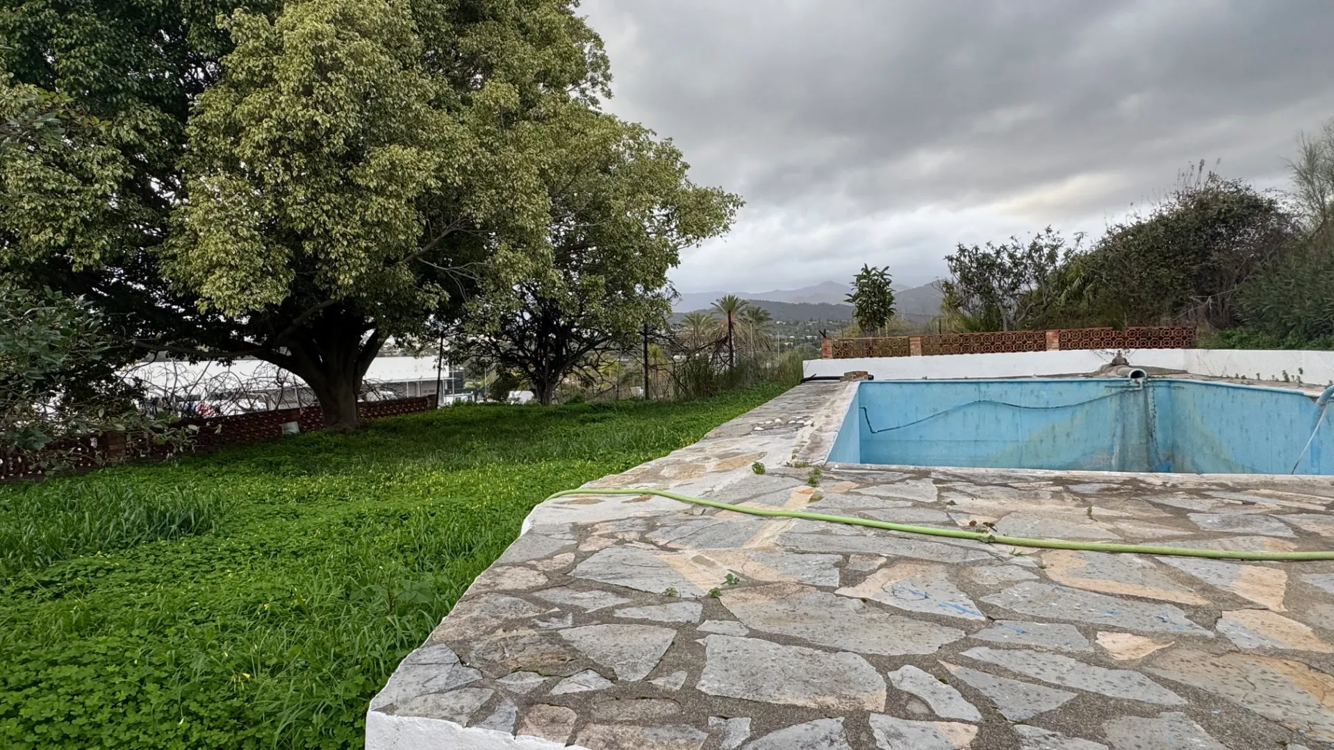 Se vende finca con 4 dormitorios en Guadalmansa