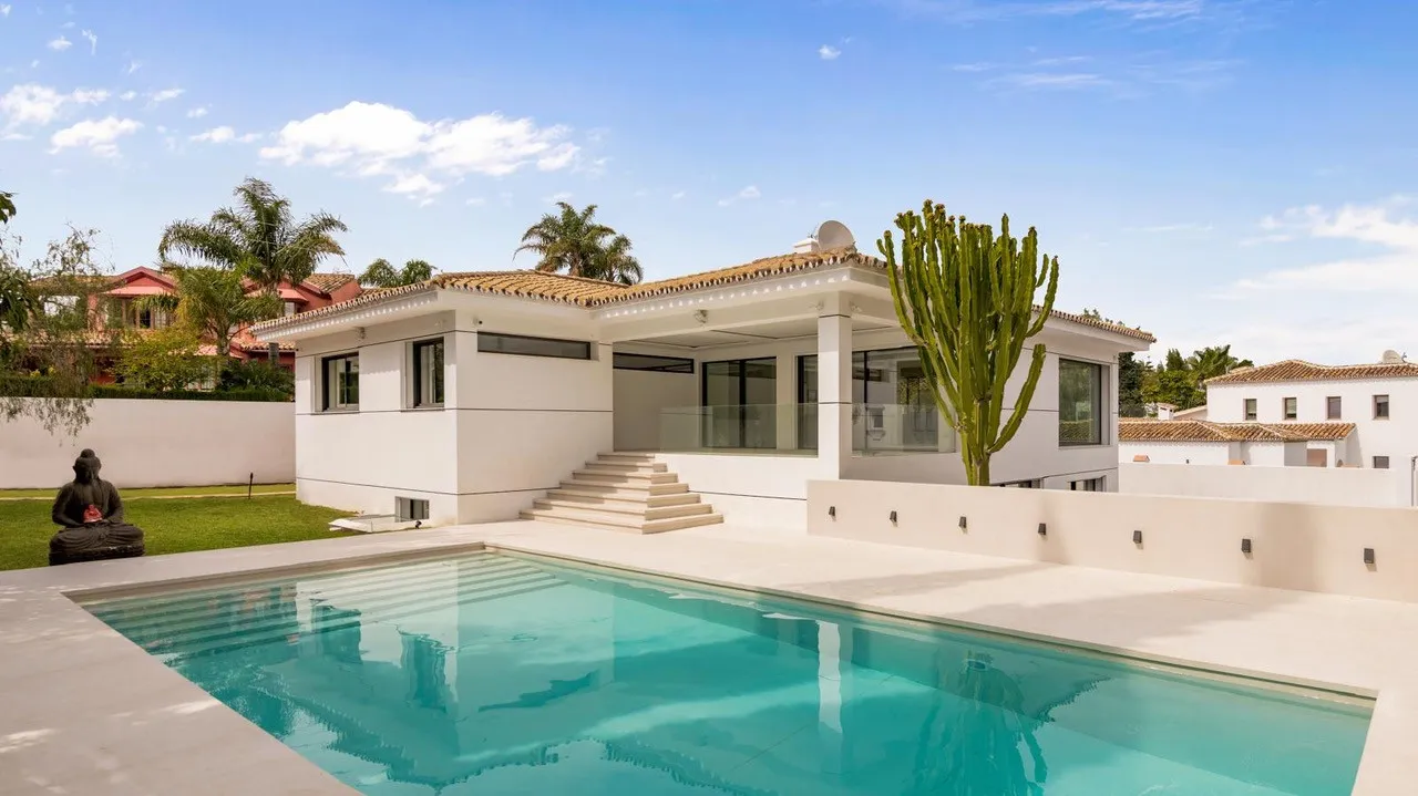 Comprar villa en Guadalmina Alta de 6 dormitorios
