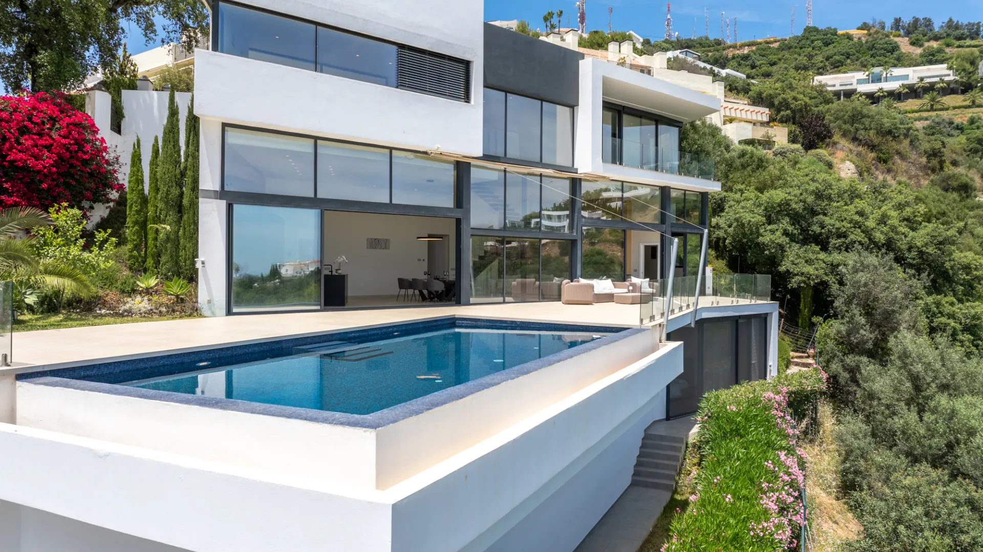 Se vende villa en Los Altos de los Monteros de 4 dormitorios